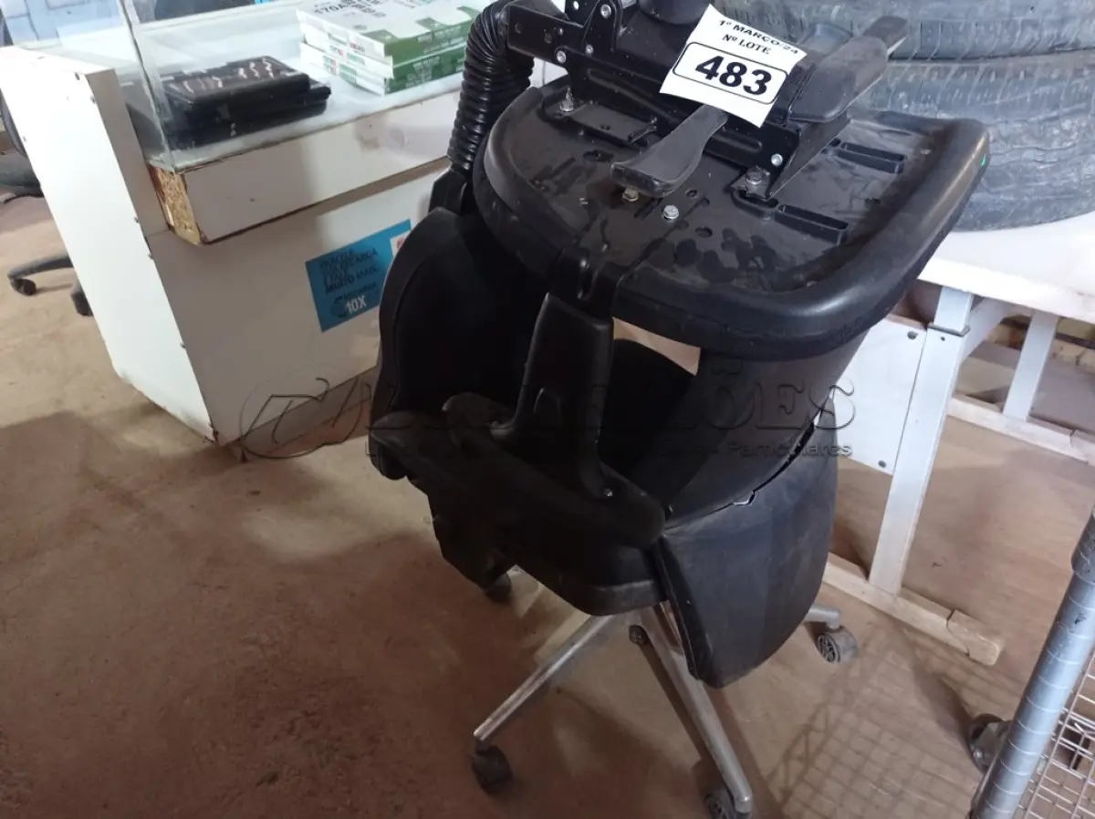 LOTE 483 - 02 CADEIRAS PARA ESCRITÓRIO COM PÉS GIRATÓRIOS. (NO ESTADO) ATENÇÃO! FAZER A VISITAÇÃO ANTES DE ARREMATAR, NÃO SABEMOS SE FUNCIONA. LEILÃO NÃO TEM GARANTIA E NEM DEVOLUÇÃO, SUJEITO A POSSÍVEIS AVARIAS VISÍVEIS/OCULTAS E/OU AUSÊNCIA DE COMPONENTES.
