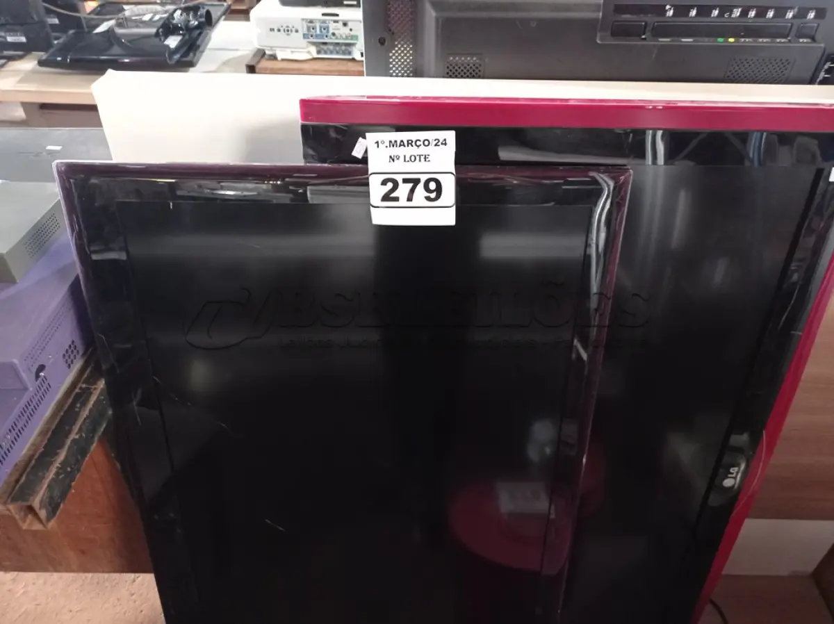 LOTE 279 - 02 TV’S MARCAS E MODELOS DIVERSOS PARA RETIRADA DE PEÇAS. (NO ESTADO) ATENÇÃO! FAZER A VISITAÇÃO ANTES DE ARREMATAR, NÃO SABEMOS SE FUNCIONA. LEILÃO NÃO TEM GARANTIA E NEM DEVOLUÇÃO, SUJEITO A POSSÍVEIS AVARIAS VISÍVEIS/OCULTAS E/OU AUSÊNCIA DE COMPONENTES.