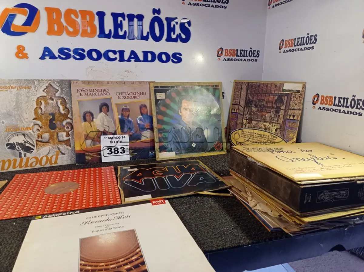LOTE 383 - 01 LOTE COM VÁRIOS DISCOS DE VINIL. (NO ESTADO) ATENÇÃO! FAZER A VISITAÇÃO ANTES DE ARREMATAR, NÃO SABEMOS SE FUNCIONA. LEILÃO NÃO TEM GARANTIA E NEM DEVOLUÇÃO, SUJEITO A POSSÍVEIS AVARIAS VISÍVEIS/OCULTAS E/OU AUSÊNCIA DE COMPONENTES.