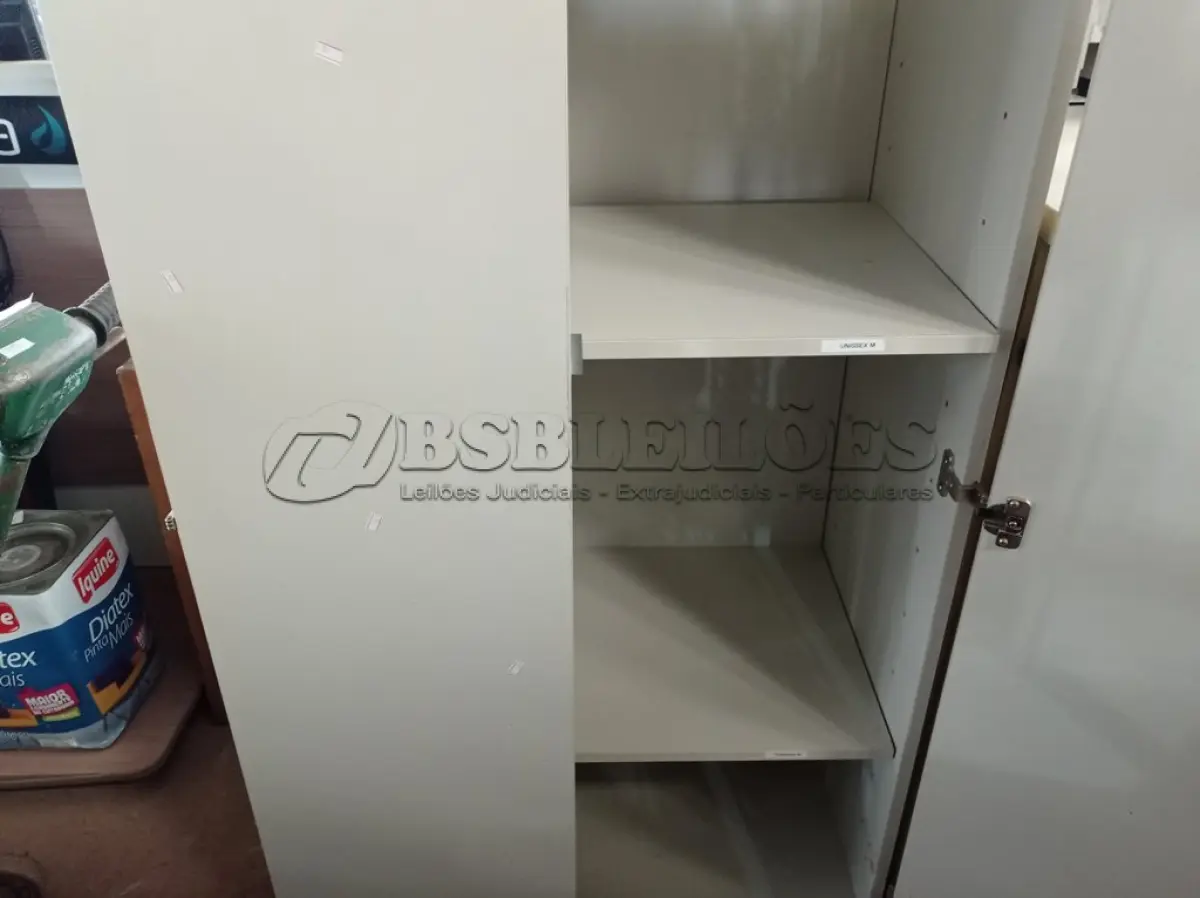 LOTE 273 - 02 ARMÁRIOS EM MADEIRA SENDO 01 BAIXO. (NO ESTADO) ATENÇÃO! FAZER A VISITAÇÃO ANTES DE ARREMATAR, NÃO SABEMOS SE FUNCIONA. LEILÃO NÃO TEM GARANTIA E NEM DEVOLUÇÃO, SUJEITO A POSSÍVEIS AVARIAS VISÍVEIS/OCULTAS E/OU AUSÊNCIA DE COMPONENTES.