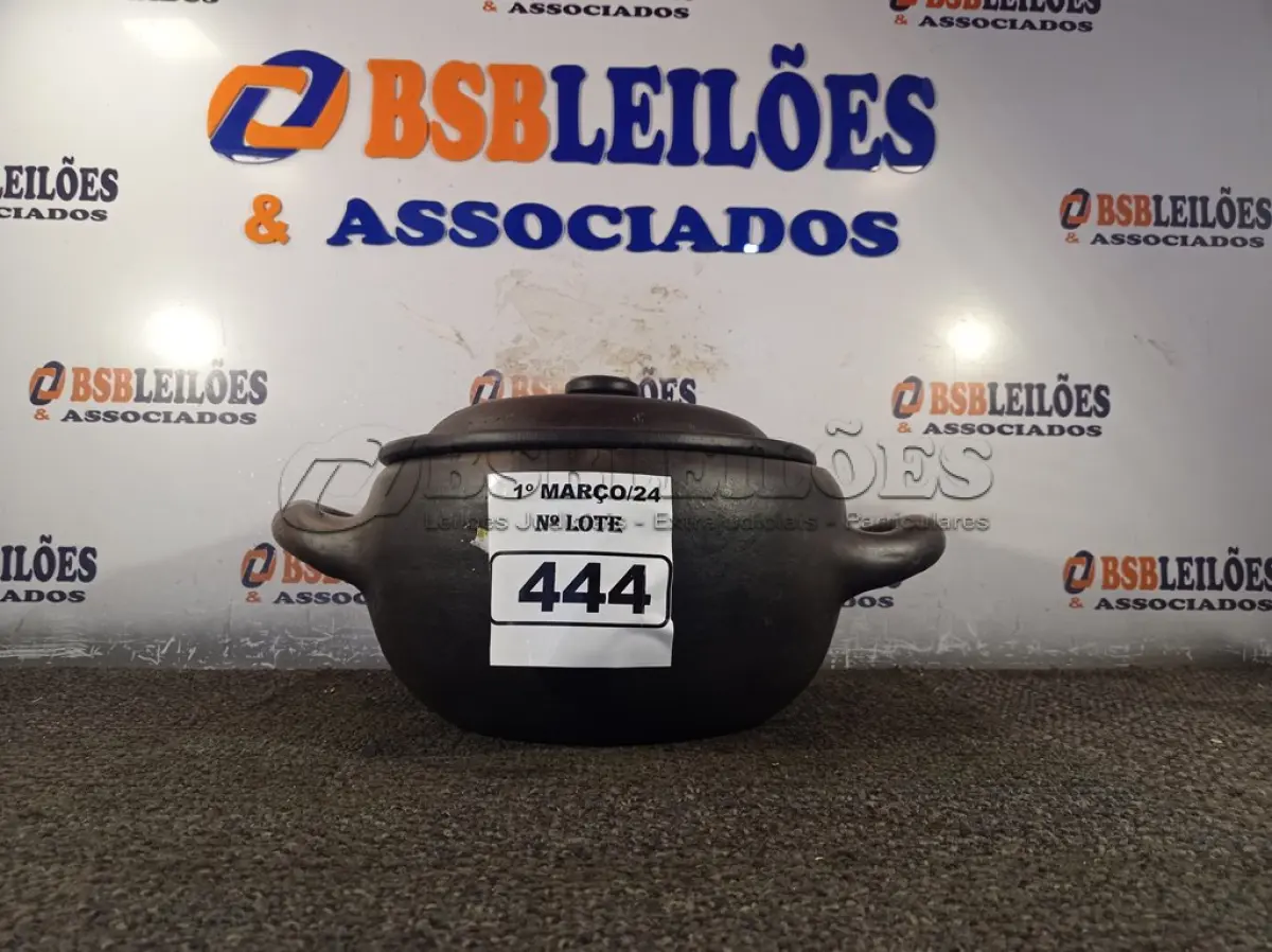 LOTE 444 - 01 PANELA DE BARRO. (NO ESTADO) ATENÇÃO! FAZER A VISITAÇÃO ANTES DE ARREMATAR, NÃO SABEMOS SE FUNCIONA. LEILÃO NÃO TEM GARANTIA E NEM DEVOLUÇÃO, SUJEITO A POSSÍVEIS AVARIAS VISÍVEIS/OCULTAS E/OU AUSÊNCIA DE COMPONENTES.