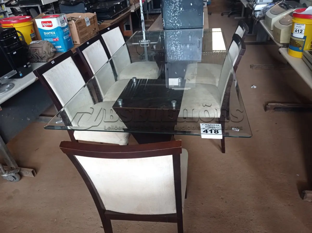 LOTE 418 - 01 MESA DE JANTAR COM TAMPO DE VIDRO E 06 CADEIRAS. (NO ESTADO) ATENÇÃO! FAZER A VISITAÇÃO ANTES DE ARREMATAR, NÃO SABEMOS SE FUNCIONA. LEILÃO NÃO TEM GARANTIA E NEM DEVOLUÇÃO, SUJEITO A POSSÍVEIS AVARIAS VISÍVEIS/OCULTAS E/OU AUSÊNCIA DE COMPONENTES.