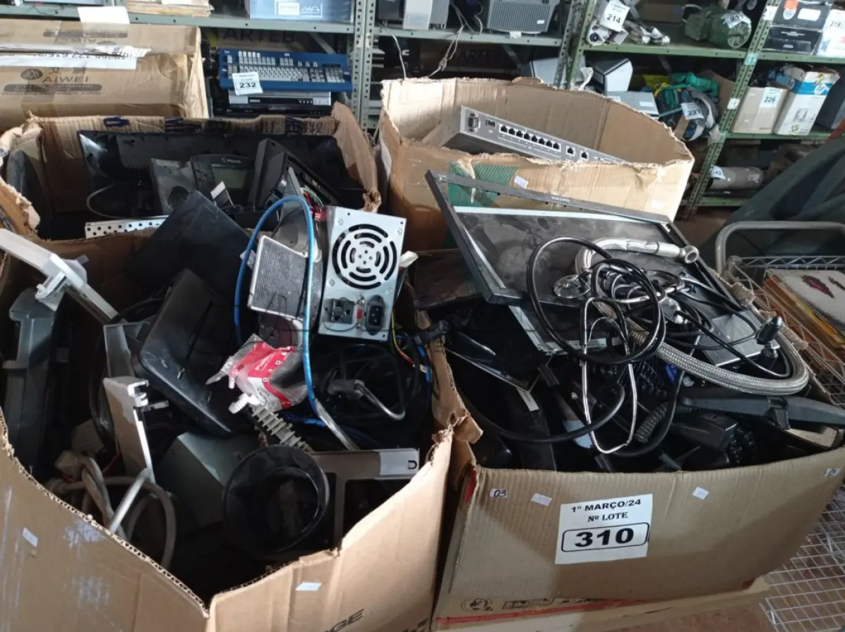 LOTE 310 - 01 LOTE COM MATERIAIS DIVERSOS. (NO ESTADO) ATENÇÃO! FAZER A VISITAÇÃO ANTES DE ARREMATAR, NÃO SABEMOS SE FUNCIONA. LEILÃO NÃO TEM GARANTIA E NEM DEVOLUÇÃO, SUJEITO A POSSÍVEIS AVARIAS VISÍVEIS/OCULTAS E/OU AUSÊNCIA DE COMPONENTES.