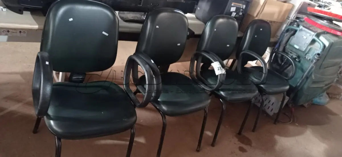 LOTE 287 - 04 CADEIRAS DE ESCRITÓRIO COM BASES FIXAS. (NO ESTADO) ATENÇÃO! FAZER A VISITAÇÃO ANTES DE ARREMATAR, NÃO SABEMOS SE FUNCIONA. LEILÃO NÃO TEM GARANTIA E NEM DEVOLUÇÃO, SUJEITO A POSSÍVEIS AVARIAS VISÍVEIS/OCULTAS E/OU AUSÊNCIA DE COMPONENTES.