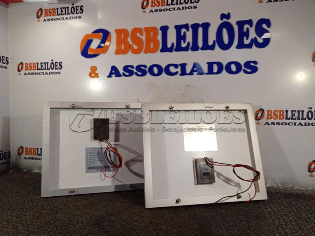 LOTE 201 - 02 PAINÉIS SOLARES 18V 10W. (NO ESTADO) ATENÇÃO! FAZER A VISITAÇÃO ANTES DE ARREMATAR, NÃO SABEMOS SE FUNCIONA. LEILÃO NÃO TEM GARANTIA E NEM DEVOLUÇÃO, SUJEITO A POSSÍVEIS AVARIAS VISÍVEIS/OCULTAS E/OU AUSÊNCIA DE COMPONENTES.
