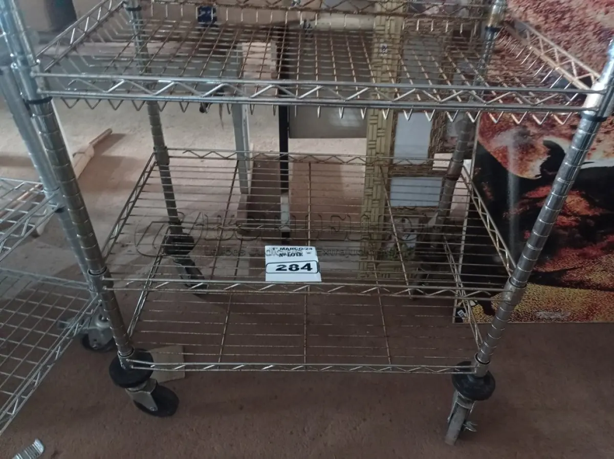 LOTE 284 - 01 CARRINHO PARA TRANSPORTE DE ALIMENTOS. (NO ESTADO) ATENÇÃO! FAZER A VISITAÇÃO ANTES DE ARREMATAR, NÃO SABEMOS SE FUNCIONA. LEILÃO NÃO TEM GARANTIA E NEM DEVOLUÇÃO, SUJEITO A POSSÍVEIS AVARIAS VISÍVEIS/OCULTAS E/OU AUSÊNCIA DE COMPONENTES.