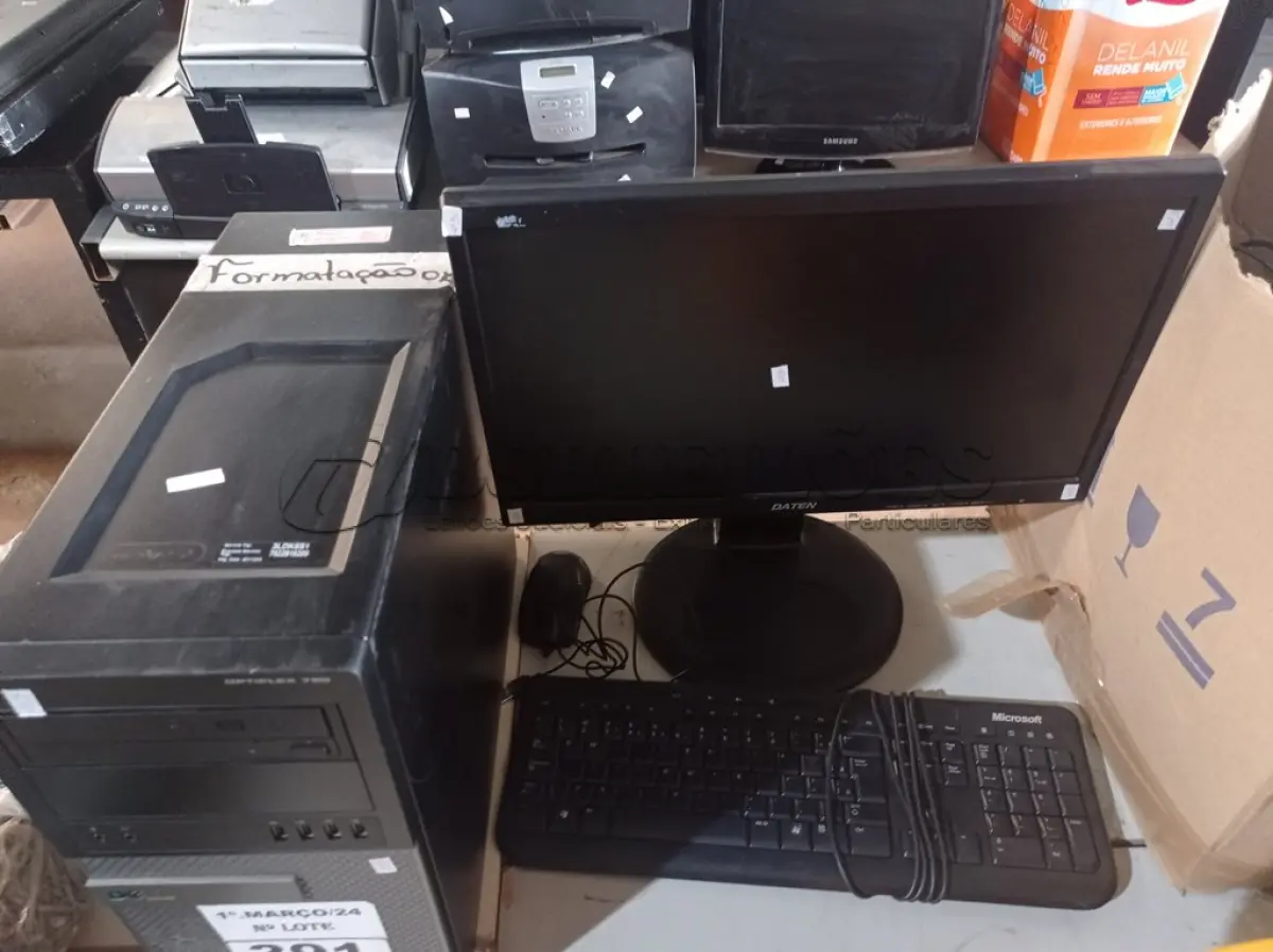 LOTE 391 - 01 CPU, 01 MONITOR, 01 TECLADO E 01 MOUSE. (NO ESTADO) ATENÇÃO! FAZER A VISITAÇÃO ANTES DE ARREMATAR, NÃO SABEMOS SE FUNCIONA. LEILÃO NÃO TEM GARANTIA E NEM DEVOLUÇÃO, SUJEITO A POSSÍVEIS AVARIAS VISÍVEIS/OCULTAS E/OU AUSÊNCIA DE COMPONENTES.