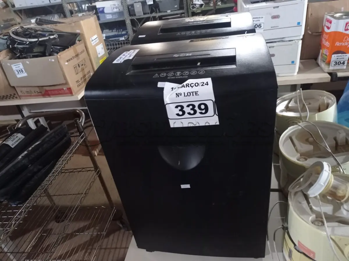 LOTE 339 - 02 FRAGMENTADORAS DE PAPEL. (NO ESTADO) ATENÇÃO! FAZER A VISITAÇÃO ANTES DE ARREMATAR, NÃO SABEMOS SE FUNCIONA. LEILÃO NÃO TEM GARANTIA E NEM DEVOLUÇÃO, SUJEITO A POSSÍVEIS AVARIAS VISÍVEIS/OCULTAS E/OU AUSÊNCIA DE COMPONENTES.