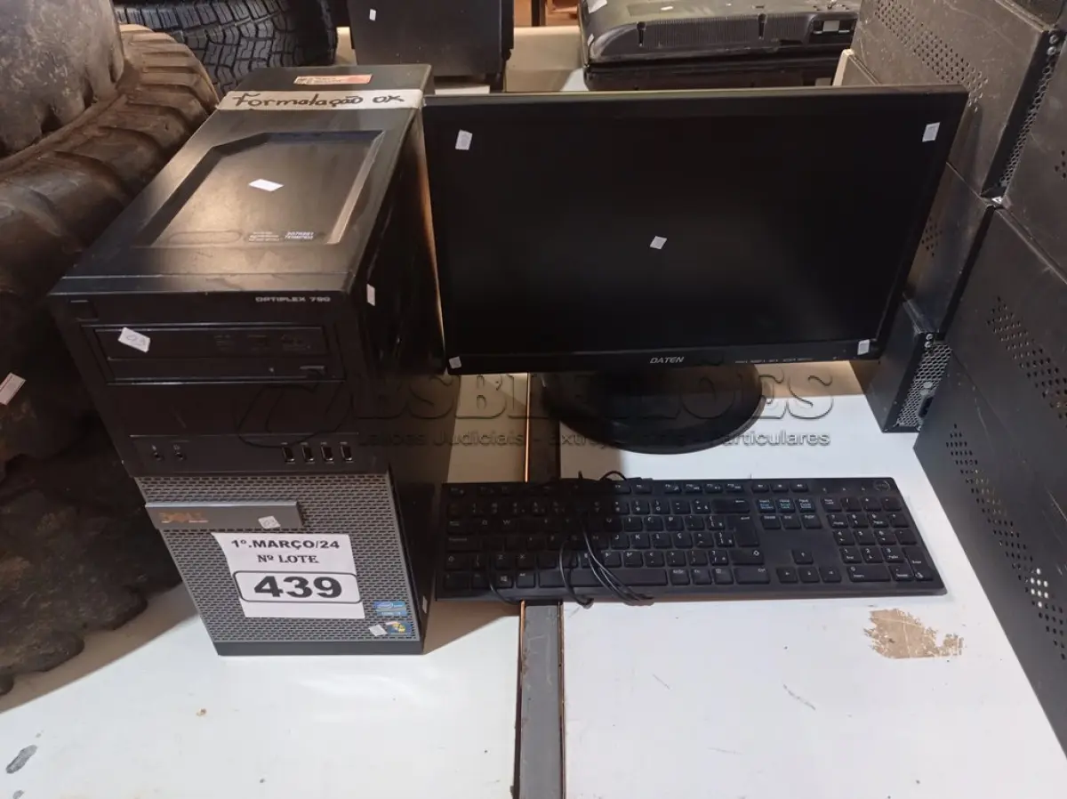 LOTE 439 - 01 CPU’S, 01 MONITOR E 01 TECLADO. (NO ESTADO) ATENÇÃO! FAZER A VISITAÇÃO ANTES DE ARREMATAR, NÃO SABEMOS SE FUNCIONA. LEILÃO NÃO TEM GARANTIA E NEM DEVOLUÇÃO, SUJEITO A POSSÍVEIS AVARIAS VISÍVEIS/OCULTAS E/OU AUSÊNCIA DE COMPONENTES.