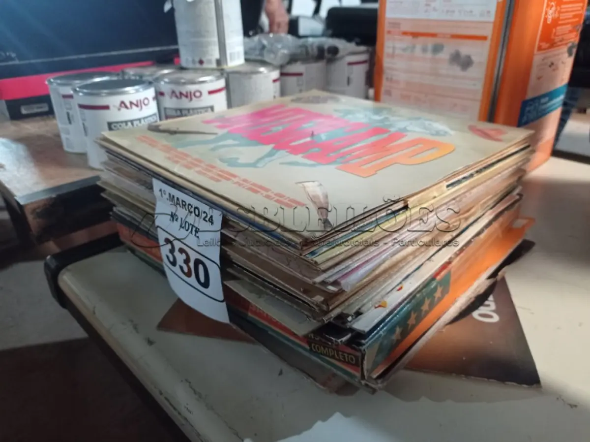 LOTE 330 - 01 LOTE COM VÁRIOS DISCOS DE VINIL. (NO ESTADO) ATENÇÃO! FAZER A VISITAÇÃO ANTES DE ARREMATAR, NÃO SABEMOS SE FUNCIONA. LEILÃO NÃO TEM GARANTIA E NEM DEVOLUÇÃO, SUJEITO A POSSÍVEIS AVARIAS VISÍVEIS/OCULTAS E/OU AUSÊNCIA DE COMPONENTES.
