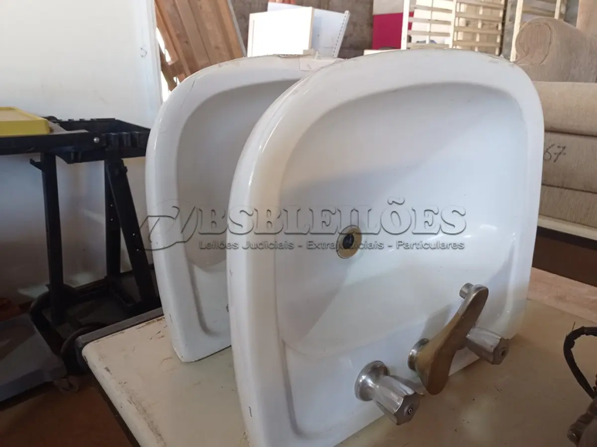 LOTE 523 - 02 LAVATÓRIOS COM TORNEIRAS PARA BANHEIRO. (NO ESTADO) ATENÇÃO! FAZER A VISITAÇÃO ANTES DE ARREMATAR, NÃO SABEMOS SE FUNCIONA. LEILÃO NÃO TEM GARANTIA E NEM DEVOLUÇÃO, SUJEITO A POSSÍVEIS AVARIAS VISÍVEIS/OCULTAS E/OU AUSÊNCIA DE COMPONENTES.