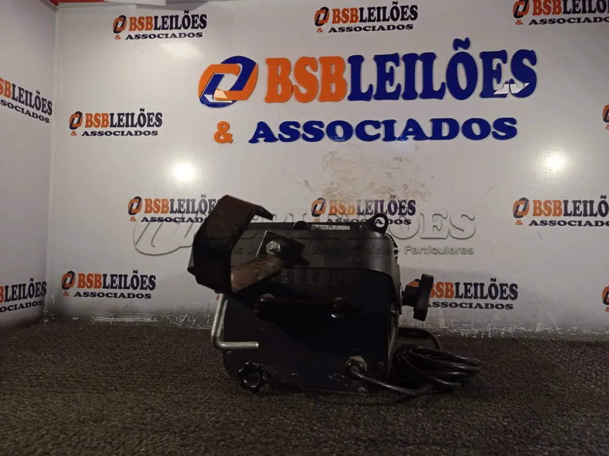 LOTE 202 - 01 LUMINÁRIA PARA ESTÚDIO LINE PRO. (NO ESTADO) ATENÇÃO! FAZER A VISITAÇÃO ANTES DE ARREMATAR, NÃO SABEMOS SE FUNCIONA. LEILÃO NÃO TEM GARANTIA E NEM DEVOLUÇÃO, SUJEITO A POSSÍVEIS AVARIAS VISÍVEIS/OCULTAS E/OU AUSÊNCIA DE COMPONENTES.