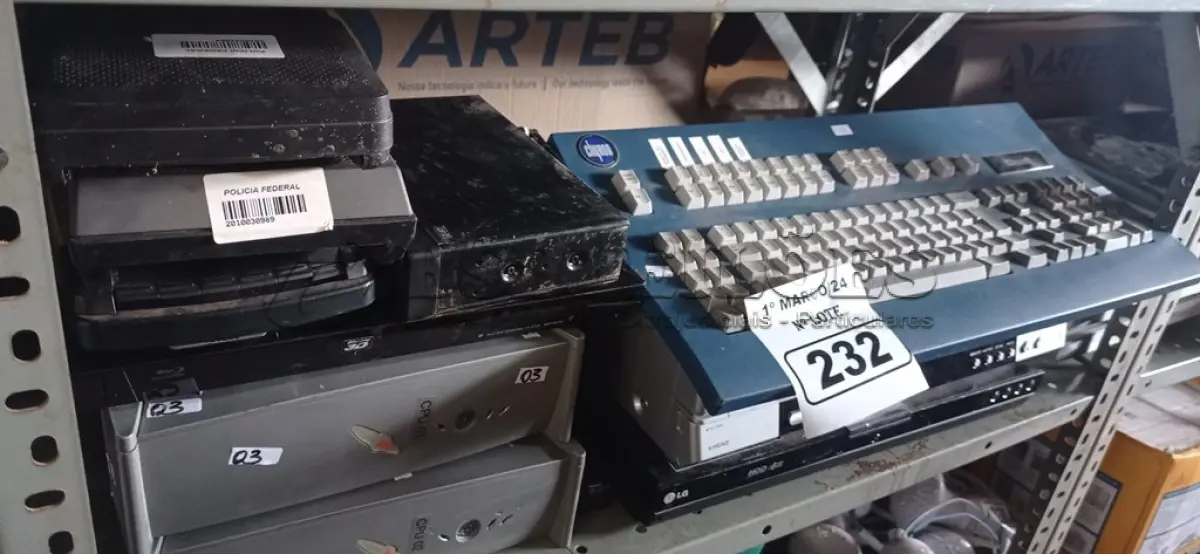 LOTE 232 - 02 APARELHOS DE DVD, 01 VIDEOCASSETE E 01 TECLADO, 02 CPU’S, 01 BASE DE MICROFONE E 03 GRAVADORES DE FITA CASSETE. (NO ESTADO) ATENÇÃO! FAZER A VISITAÇÃO ANTES DE ARREMATAR, NÃO SABEMOS SE FUNCIONA. LEILÃO NÃO TEM GARANTIA E NEM DEVOLUÇÃO, SUJEITO A POSSÍVEIS AVARIAS VISÍVEIS/OCULTAS E/OU AUSÊNCIA DE COMPONENTES.