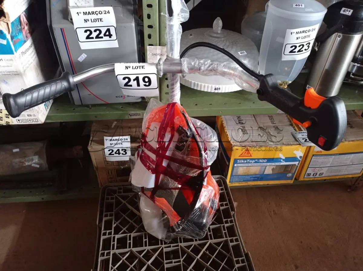 LOTE 219 - 01 ROÇADEIRA A GASOLINA MARCA STIHL MODELO FS-290 POTÊNCIA 2,7CV 62 CILINDRADAS (NOVA). (NO ESTADO) ATENÇÃO! FAZER A VISITAÇÃO ANTES DE ARREMATAR, NÃO SABEMOS SE FUNCIONA. LEILÃO NÃO TEM GARANTIA E NEM DEVOLUÇÃO, SUJEITO A POSSÍVEIS AVARIAS VISÍVEIS/OCULTAS E/OU AUSÊNCIA DE COMPONENTES.