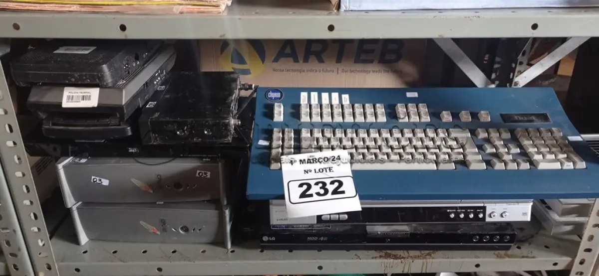 LOTE 232 - 02 APARELHOS DE DVD, 01 VIDEOCASSETE E 01 TECLADO, 02 CPU’S, 01 BASE DE MICROFONE E 03 GRAVADORES DE FITA CASSETE. (NO ESTADO) ATENÇÃO! FAZER A VISITAÇÃO ANTES DE ARREMATAR, NÃO SABEMOS SE FUNCIONA. LEILÃO NÃO TEM GARANTIA E NEM DEVOLUÇÃO, SUJEITO A POSSÍVEIS AVARIAS VISÍVEIS/OCULTAS E/OU AUSÊNCIA DE COMPONENTES.