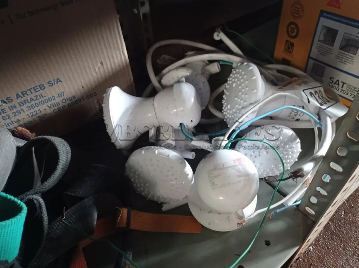 LOTE 238 - 06 CHUVEIROS MARCAS E MODELOS DIVERSOS. (NO ESTADO) ATENÇÃO! FAZER A VISITAÇÃO ANTES DE ARREMATAR, NÃO SABEMOS SE FUNCIONA. LEILÃO NÃO TEM GARANTIA E NEM DEVOLUÇÃO, SUJEITO A POSSÍVEIS AVARIAS VISÍVEIS/OCULTAS E/OU AUSÊNCIA DE COMPONENTES.