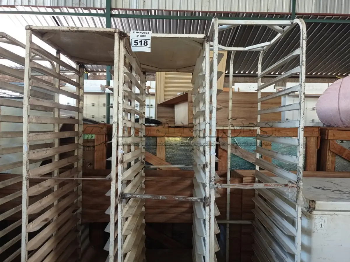 LOTE 518 - 03 CARRINHOS PARA TRANSPORTE DE BANDEJAS. (NO ESTADO) ATENÇÃO! FAZER A VISITAÇÃO ANTES DE ARREMATAR, NÃO SABEMOS SE FUNCIONA. LEILÃO NÃO TEM GARANTIA E NEM DEVOLUÇÃO, SUJEITO A POSSÍVEIS AVARIAS VISÍVEIS/OCULTAS E/OU AUSÊNCIA DE COMPONENTES.
