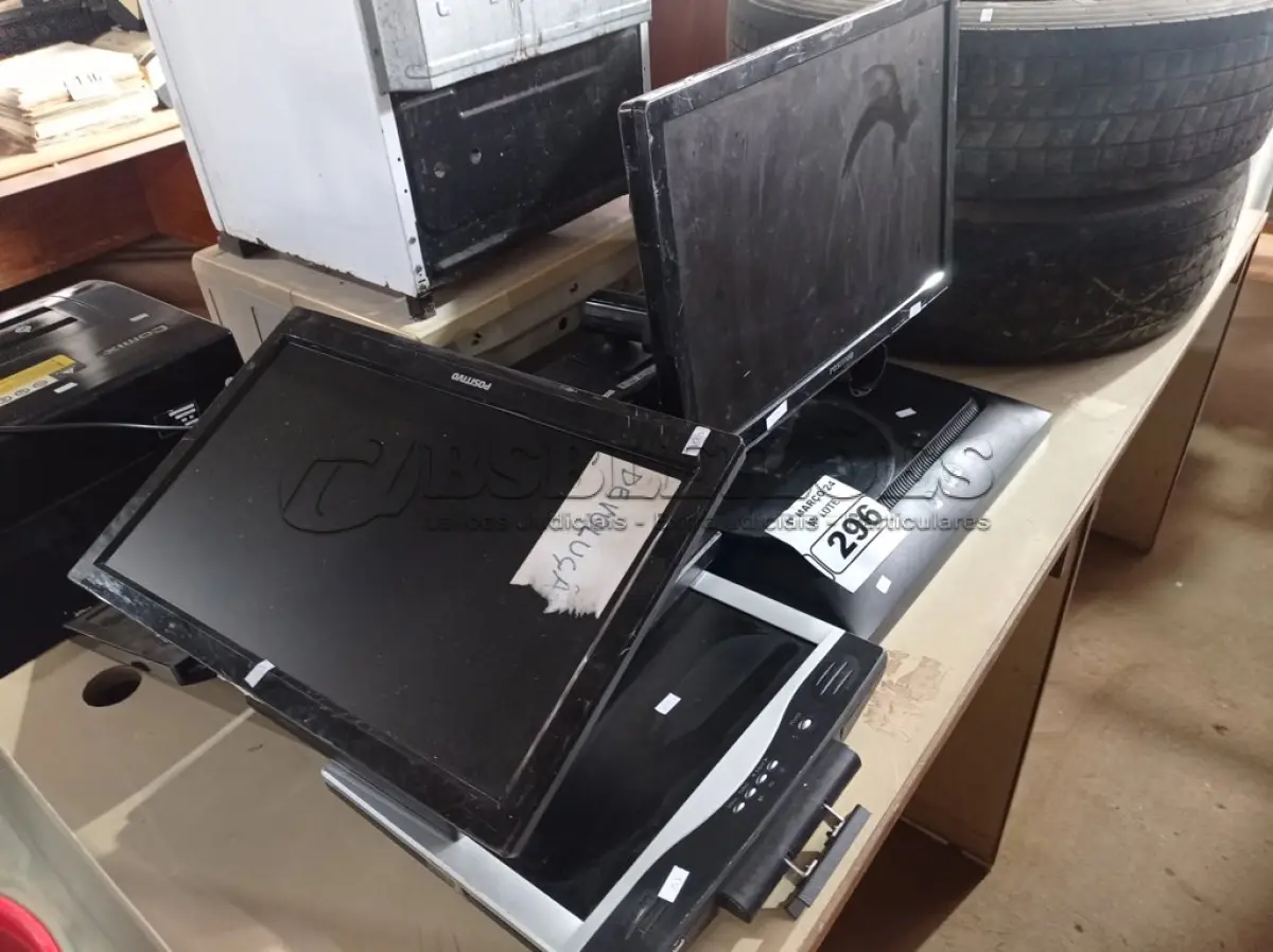 LOTE 296 - 07 MONITORES MARCAS E MODELOS DIVERSOS PARA RETIRADA DE PEÇAS. (NO ESTADO) ATENÇÃO! FAZER A VISITAÇÃO ANTES DE ARREMATAR, NÃO SABEMOS SE FUNCIONA. LEILÃO NÃO TEM GARANTIA E NEM DEVOLUÇÃO, SUJEITO A POSSÍVEIS AVARIAS VISÍVEIS/OCULTAS E/OU AUSÊNCIA DE COMPONENTES.
