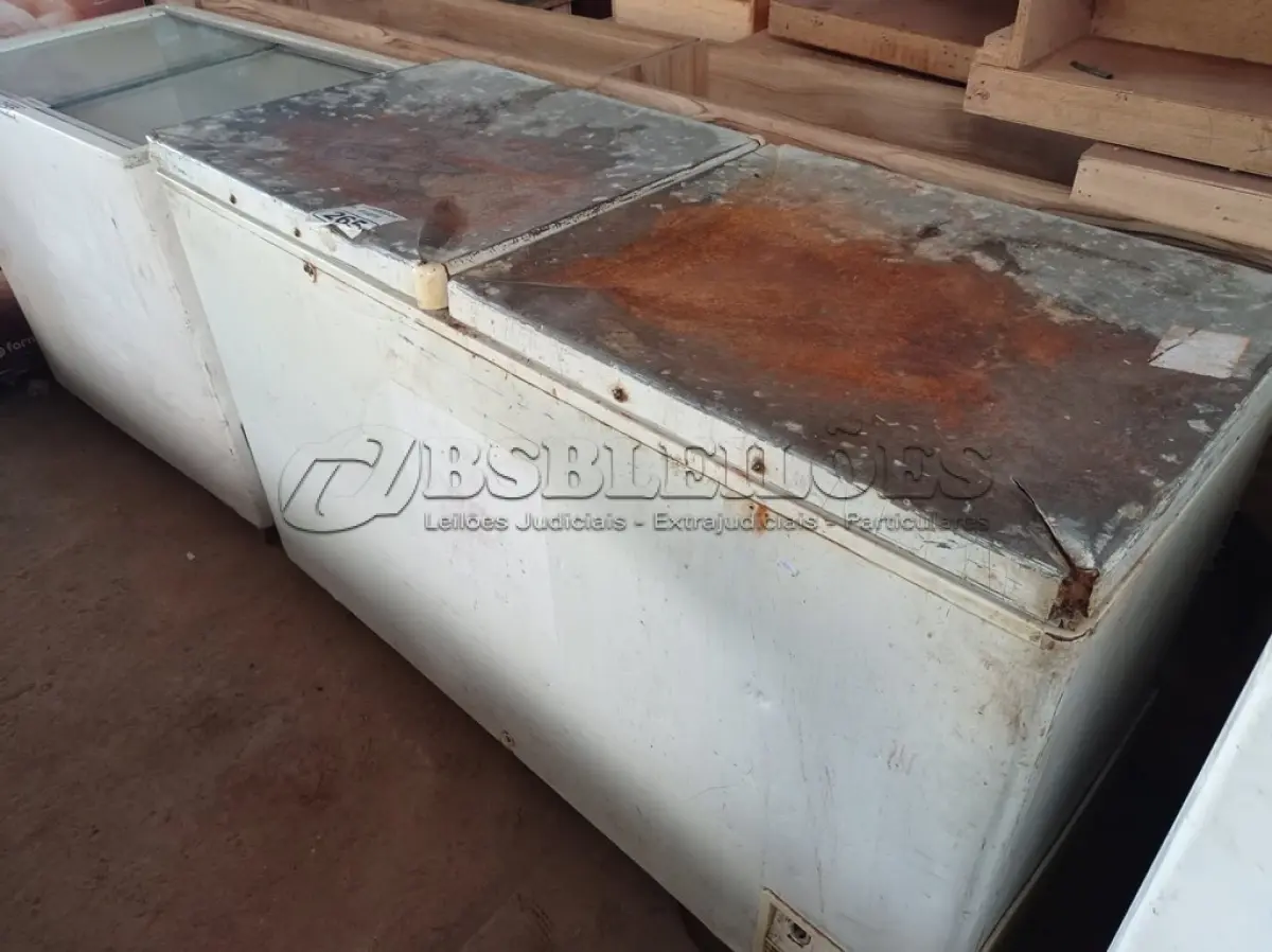 LOTE 265 - 01 FREEZER HORIZONTAL 02 TAMPAS 220V. (NO ESTADO) ATENÇÃO! FAZER A VISITAÇÃO ANTES DE ARREMATAR, NÃO SABEMOS SE FUNCIONA. LEILÃO NÃO TEM GARANTIA E NEM DEVOLUÇÃO, SUJEITO A POSSÍVEIS AVARIAS VISÍVEIS/OCULTAS E/OU AUSÊNCIA DE COMPONENTES.
