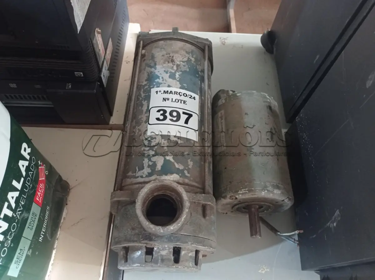 LOTE 397 - 01 MOTOR ELÉTRICOS E 01 BOMBA D’AGUA. (NO ESTADO) ATENÇÃO! FAZER A VISITAÇÃO ANTES DE ARREMATAR, NÃO SABEMOS SE FUNCIONA. LEILÃO NÃO TEM GARANTIA E NEM DEVOLUÇÃO, SUJEITO A POSSÍVEIS AVARIAS VISÍVEIS/OCULTAS E/OU AUSÊNCIA DE COMPONENTES.