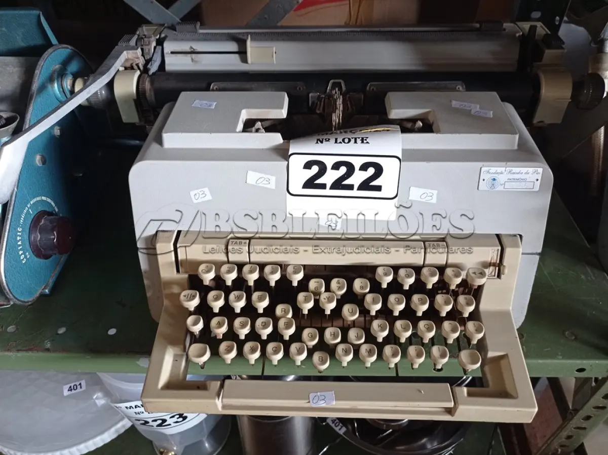 LOTE 222 - 01 MÁQUINA DE ESCREVER. (NO ESTADO) ATENÇÃO! FAZER A VISITAÇÃO ANTES DE ARREMATAR, NÃO SABEMOS SE FUNCIONA. LEILÃO NÃO TEM GARANTIA E NEM DEVOLUÇÃO, SUJEITO A POSSÍVEIS AVARIAS VISÍVEIS/OCULTAS E/OU AUSÊNCIA DE COMPONENTES.