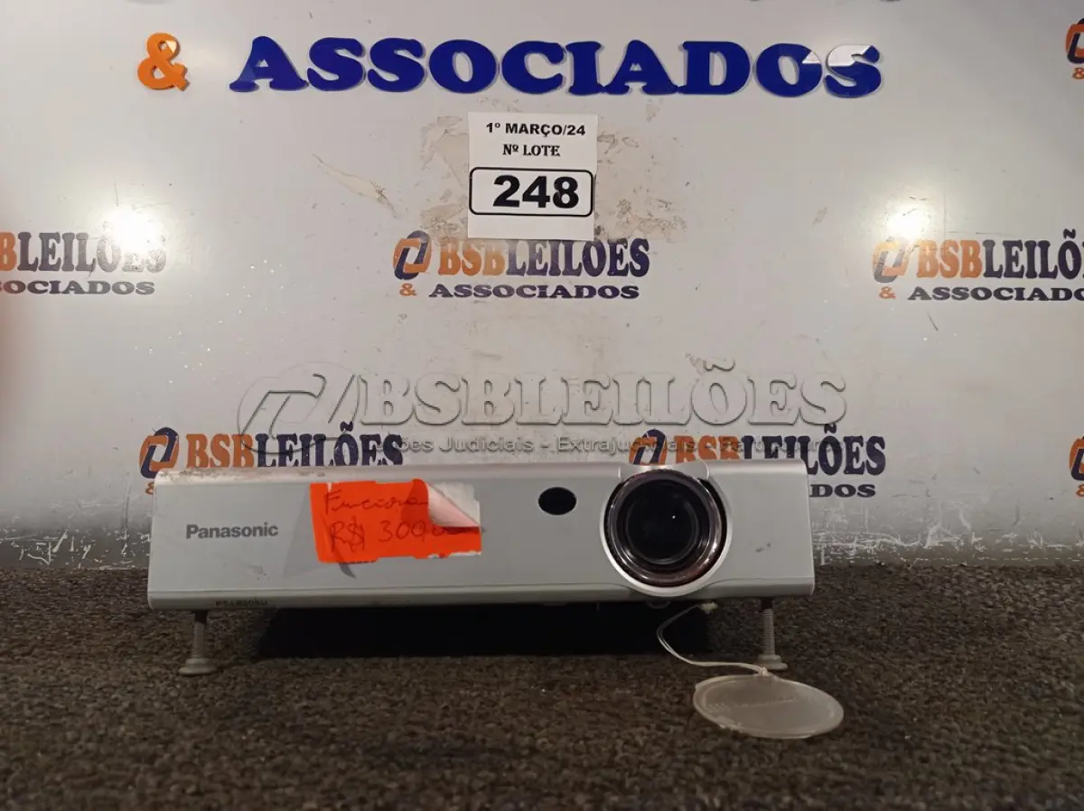 LOTE 248 - 01 PROJETOR MULTIMIDIA MARCA PANASONIC. (NO ESTADO) ATENÇÃO! FAZER A VISITAÇÃO ANTES DE ARREMATAR, NÃO SABEMOS SE FUNCIONA. LEILÃO NÃO TEM GARANTIA E NEM DEVOLUÇÃO, SUJEITO A POSSÍVEIS AVARIAS VISÍVEIS/OCULTAS E/OU AUSÊNCIA DE COMPONENTES.