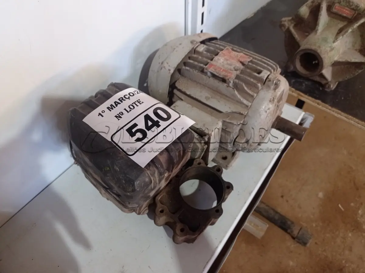 LOTE 540 - 01 MOTOR ELÉTRICO E 01 SUCATA DE MOTOR. (NO ESTADO) ATENÇÃO! FAZER A VISITAÇÃO ANTES DE ARREMATAR, NÃO SABEMOS SE FUNCIONA. LEILÃO NÃO TEM GARANTIA E NEM DEVOLUÇÃO, SUJEITO A POSSÍVEIS AVARIAS VISÍVEIS/OCULTAS E/OU AUSÊNCIA DE COMPONENTES.