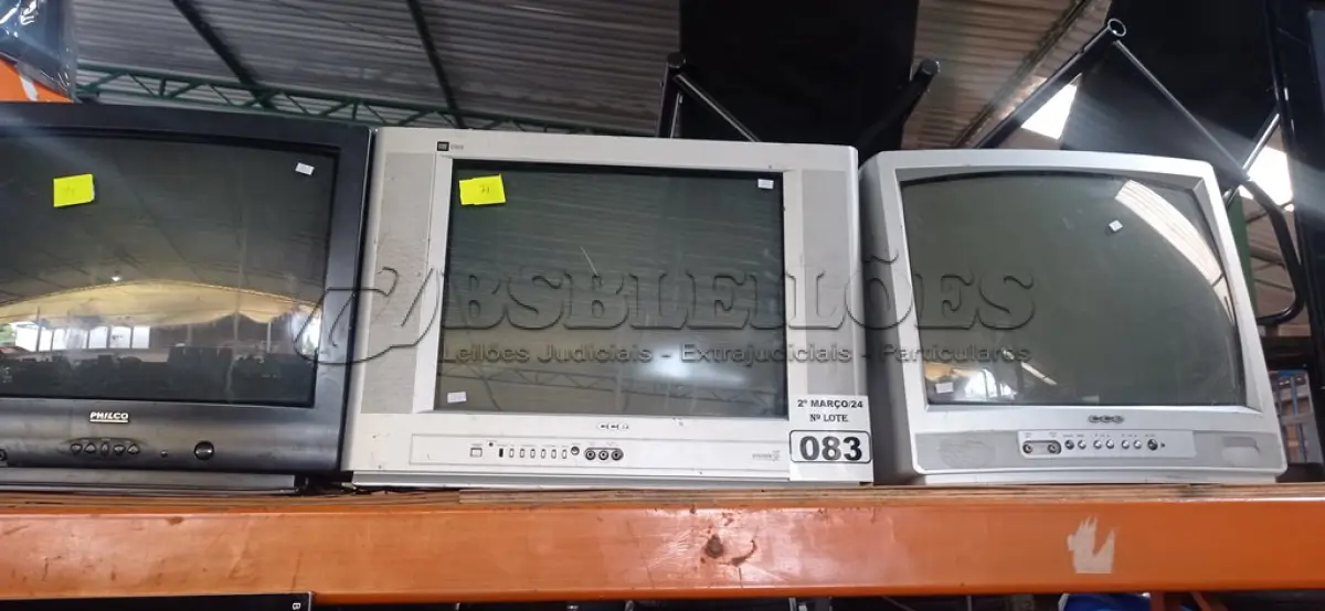 LOTE 083 - 03 TV’S DE TUBO MARCAS E MODELOS DIVERSOS. (NO ESTADO) ATENÇÃO! FAZER A VISITAÇÃO ANTES DE ARREMATAR, NÃO SABEMOS SE FUNCIONA. LEILÃO NÃO TEM GARANTIA E NEM DEVOLUÇÃO, SUJEITO A POSSÍVEIS AVARIAS VISÍVEIS/OCULTAS E/OU AUSÊNCIA DE COMPONENTES.