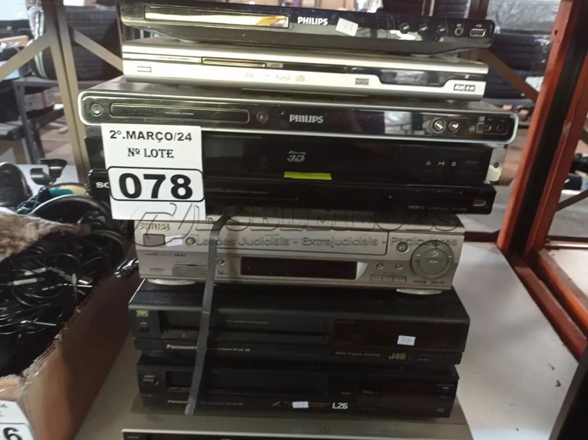 LOTE 078 - 04 VIDEOCASSETES E 05 APARELHOS DE DVD MARCAS E MODELOS DIVERSOS PARA RETIRADA DE PEÇAS. (NO ESTADO) ATENÇÃO! FAZER A VISITAÇÃO ANTES DE ARREMATAR, NÃO SABEMOS SE FUNCIONA. LEILÃO NÃO TEM GARANTIA E NEM DEVOLUÇÃO, SUJEITO A POSSÍVEIS AVARIAS VISÍVEIS/OCULTAS E/OU AUSÊNCIA DE COMPONENTES.