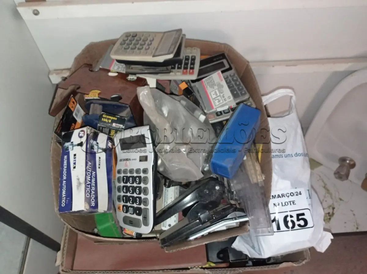 LOTE 165 - 01 LOTE COM MATERIAIS DE ESCRITÓRIO DIVERSOS. (NO ESTADO) ATENÇÃO! FAZER A VISITAÇÃO ANTES DE ARREMATAR, NÃO SABEMOS SE FUNCIONA. LEILÃO NÃO TEM GARANTIA E NEM DEVOLUÇÃO, SUJEITO A POSSÍVEIS AVARIAS VISÍVEIS/OCULTAS E/OU AUSÊNCIA DE COMPONENTES.