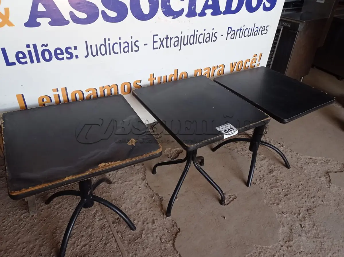 LOTE 047 - 03 MESAS DE MADEIRA E PÉS DE FERRO MEDIDAS VARIADAS. (NO ESTADO, NÃO SABEMOS SE FUNCIONA. LEILÃO NÃO TEM GARANTIA E NEM DEVOLUÇÃO).