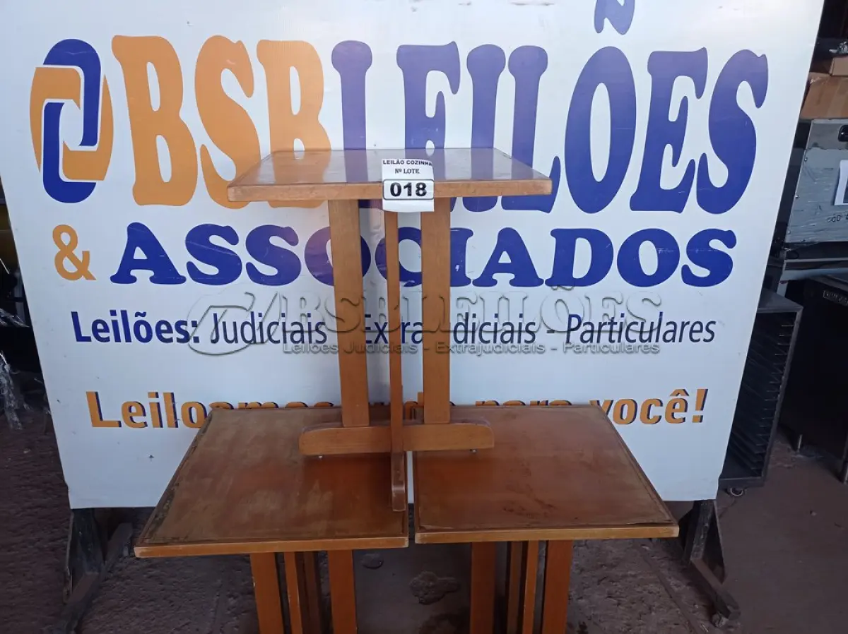 LOTE 018 - 04 MESAS DE MADEIRA MEDINDO 60CMX60CM(NO ESTADO, NÃO SABEMOS SE FUNCIONA. LEILÃO NÃO TEM GARANTIA E NEM DEVOLUÇÃO).
