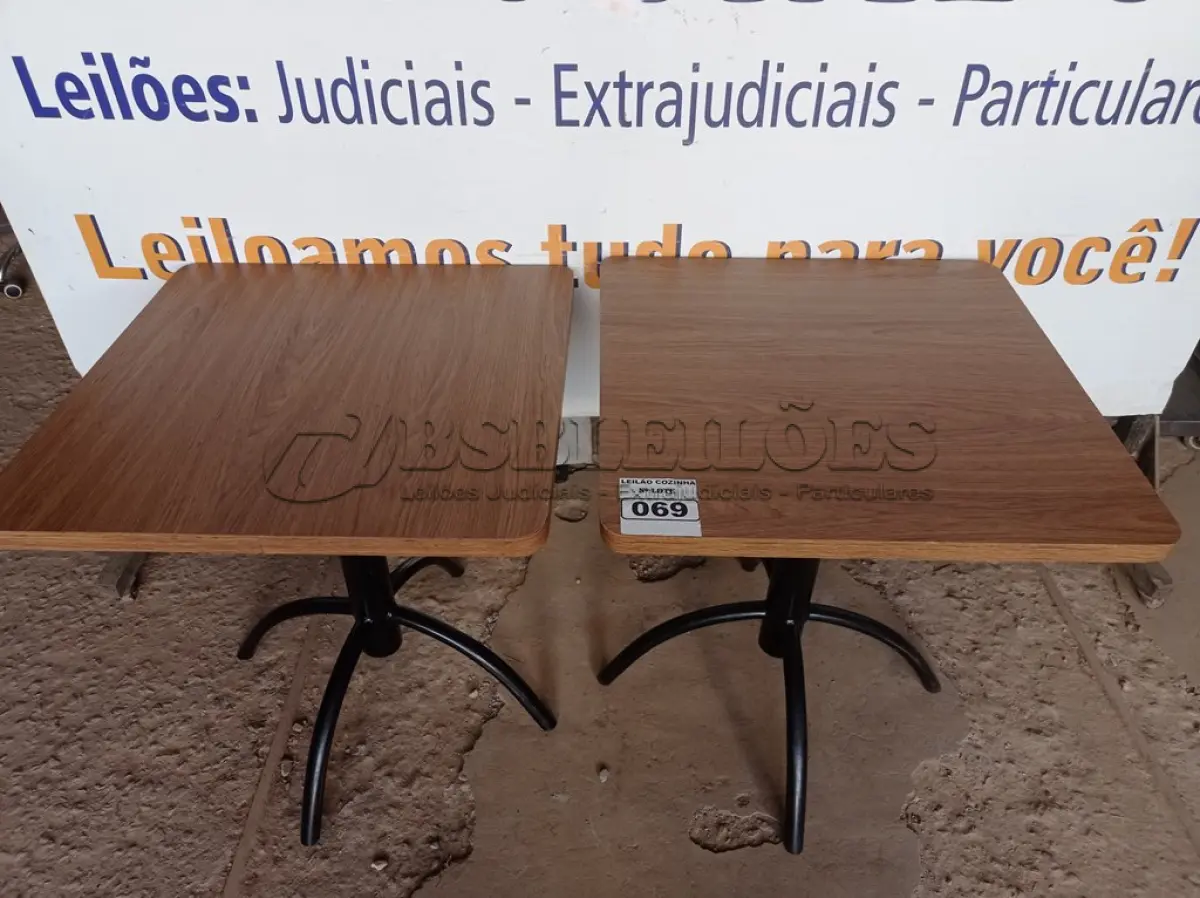 LOTE 069 - 02 MESAS COM TAMPO DE MADEIRA E PÉS DE FERRO MEDINDO 70CMX70CM. (NO ESTADO, NÃO SABEMOS SE FUNCIONA. LEILÃO NÃO TEM GARANTIA E NEM DEVOLUÇÃO).