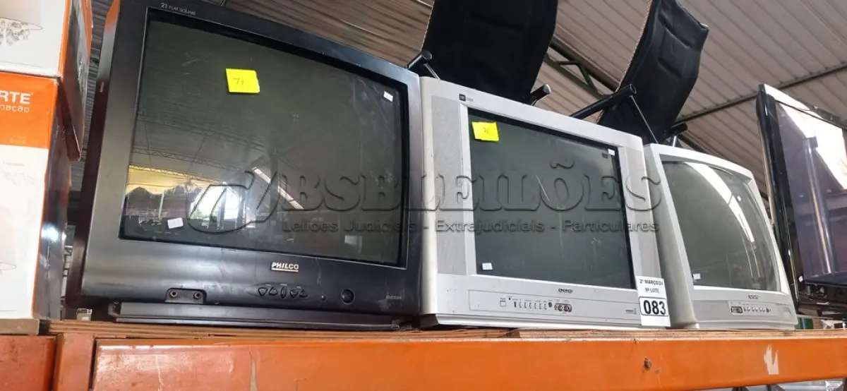 LOTE 083 - 03 TV’S DE TUBO MARCAS E MODELOS DIVERSOS. (NO ESTADO) ATENÇÃO! FAZER A VISITAÇÃO ANTES DE ARREMATAR, NÃO SABEMOS SE FUNCIONA. LEILÃO NÃO TEM GARANTIA E NEM DEVOLUÇÃO, SUJEITO A POSSÍVEIS AVARIAS VISÍVEIS/OCULTAS E/OU AUSÊNCIA DE COMPONENTES.