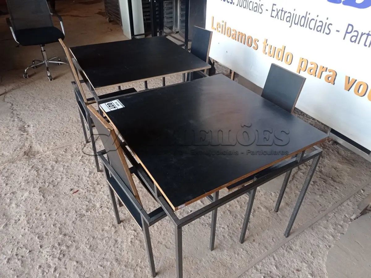LOTE 027 - 02 MESAS DESIGN ARROJADO COM TAMPO DE MADEIRA E PÉS DE FERRO COM 04 CADEIRAS MEDINDO 80CMX80CM. (NO ESTADO, NÃO SABEMOS SE FUNCIONA. LEILÃO NÃO TEM GARANTIA E NEM DEVOLUÇÃO).