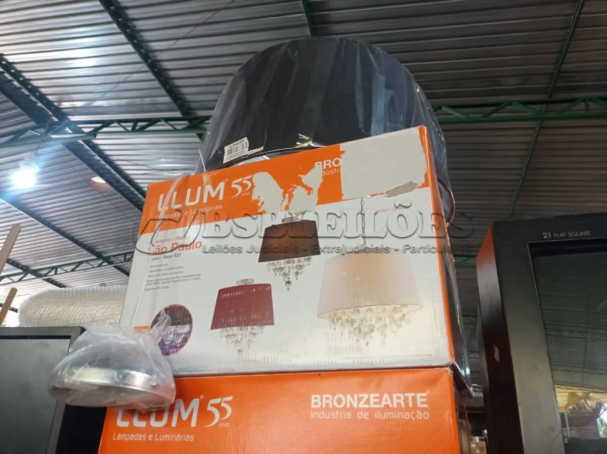 LOTE 074 - 02 LUMINÁRIAS PENDENTE SÃO PAULO. (NO ESTADO) ATENÇÃO! FAZER A VISITAÇÃO ANTES DE ARREMATAR, NÃO SABEMOS SE FUNCIONA. LEILÃO NÃO TEM GARANTIA E NEM DEVOLUÇÃO, SUJEITO A POSSÍVEIS AVARIAS VISÍVEIS/OCULTAS E/OU AUSÊNCIA DE COMPONENTES.