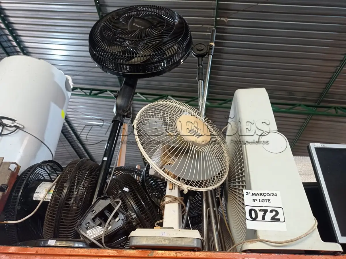 LOTE 072 - 01 LOTE COM VÁRIOS VENTILADORES MARCAS E MODELOS DIVERSOS. (NO ESTADO) ATENÇÃO! FAZER A VISITAÇÃO ANTES DE ARREMATAR, NÃO SABEMOS SE FUNCIONA. LEILÃO NÃO TEM GARANTIA E NEM DEVOLUÇÃO, SUJEITO A POSSÍVEIS AVARIAS VISÍVEIS/OCULTAS E/OU AUSÊNCIA DE COMPONENTES.