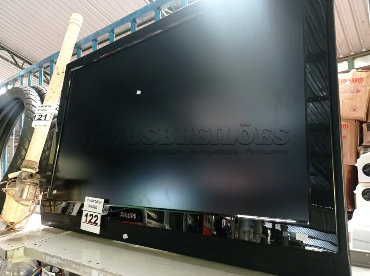 LOTE 122 - 01 TV PHILIPS 42” POL PARA RETIRADA DE PEÇAS. (NO ESTADO) ATENÇÃO! FAZER A VISITAÇÃO ANTES DE ARREMATAR, NÃO SABEMOS SE FUNCIONA. LEILÃO NÃO TEM GARANTIA E NEM DEVOLUÇÃO, SUJEITO A POSSÍVEIS AVARIAS VISÍVEIS/OCULTAS E/OU AUSÊNCIA DE COMPONENTES.