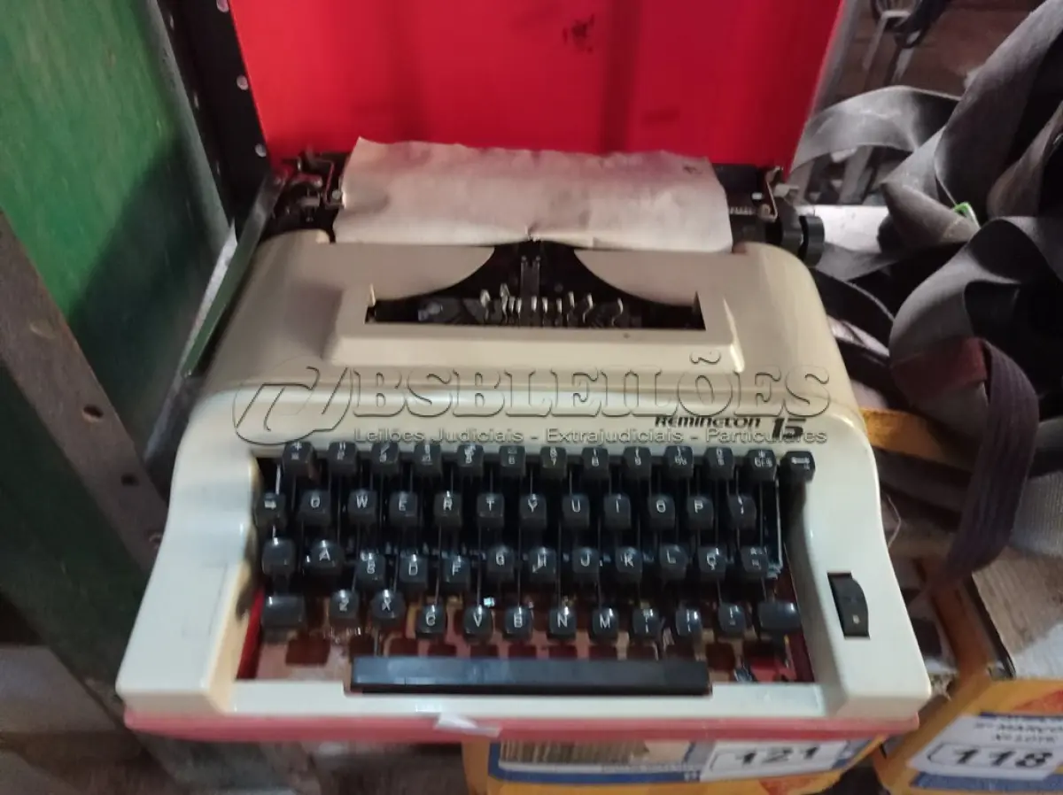 LOTE 117 - 01 MÁQUINA DE ESCREVER REMINETON15. (NO ESTADO) ATENÇÃO! FAZER A VISITAÇÃO ANTES DE ARREMATAR, NÃO SABEMOS SE FUNCIONA. LEILÃO NÃO TEM GARANTIA E NEM DEVOLUÇÃO, SUJEITO A POSSÍVEIS AVARIAS VISÍVEIS/OCULTAS E/OU AUSÊNCIA DE COMPONENTES.