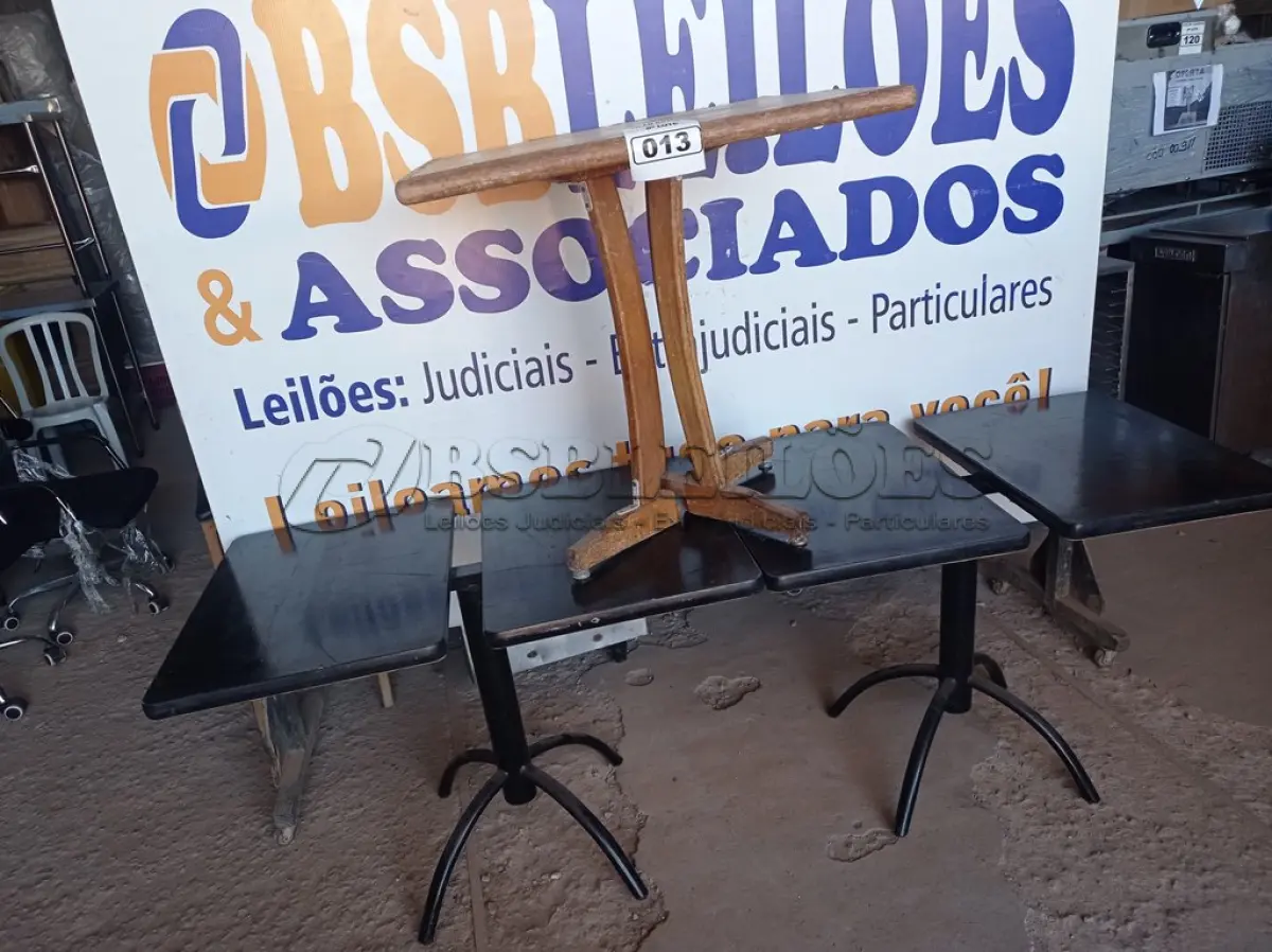 LOTE 013 - 03 MESAS DE MADEIRA COM PÉS DE FERRO MEDIDAS VARIADAS. (NO ESTADO, NÃO SABEMOS SE FUNCIONA. LEILÃO NÃO TEM GARANTIA E NEM DEVOLUÇÃO).