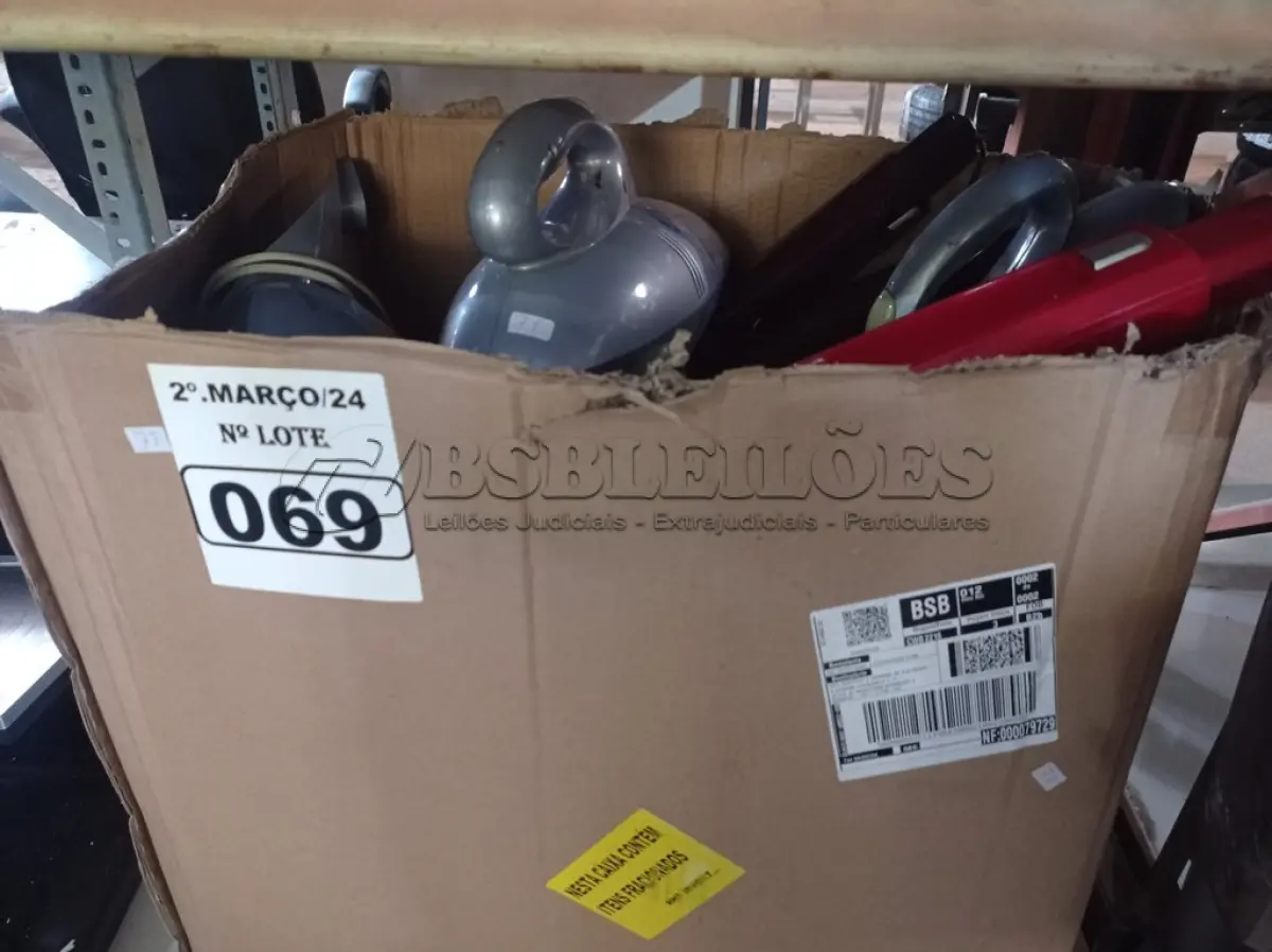 LOTE 069 - 01 LOTE COM VÁRIOS ASPIRADORES DE PÓ MARCAS E MODELOS DIVERSOS. (NO ESTADO) ATENÇÃO! FAZER A VISITAÇÃO ANTES DE ARREMATAR, NÃO SABEMOS SE FUNCIONA. LEILÃO NÃO TEM GARANTIA E NEM DEVOLUÇÃO, SUJEITO A POSSÍVEIS AVARIAS VISÍVEIS/OCULTAS E/OU AUSÊNCIA DE COMPONENTES.