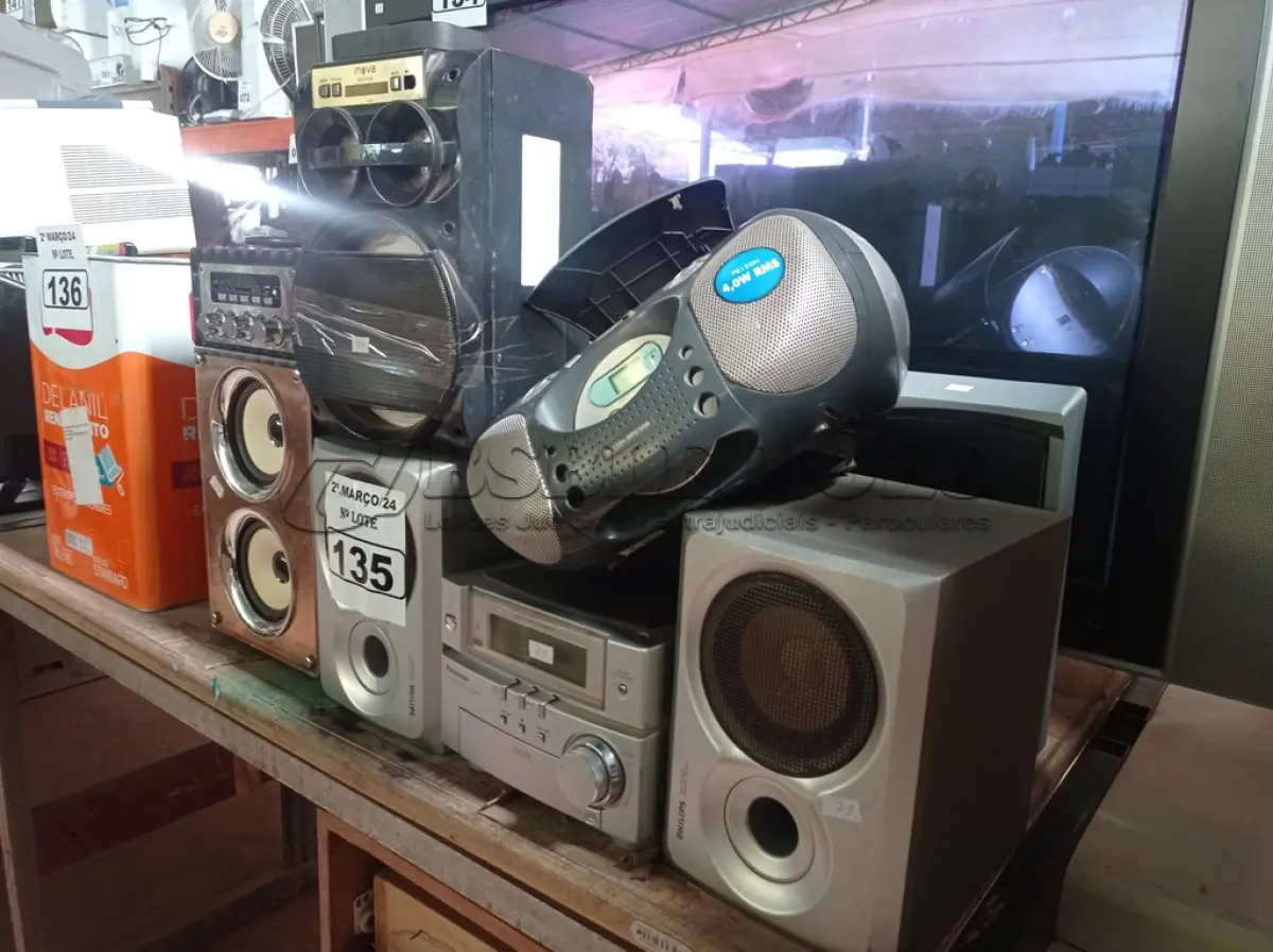 LOTE 135 - 01 TECLADO MUSICAL E 04 APARELHOS DE SOM MARCAS E MODELOS DIVERSOS. (NO ESTADO) ATENÇÃO! FAZER A VISITAÇÃO ANTES DE ARREMATAR, NÃO SABEMOS SE FUNCIONA. LEILÃO NÃO TEM GARANTIA E NEM DEVOLUÇÃO, SUJEITO A POSSÍVEIS AVARIAS VISÍVEIS/OCULTAS E/OU AUSÊNCIA DE COMPONENTES.