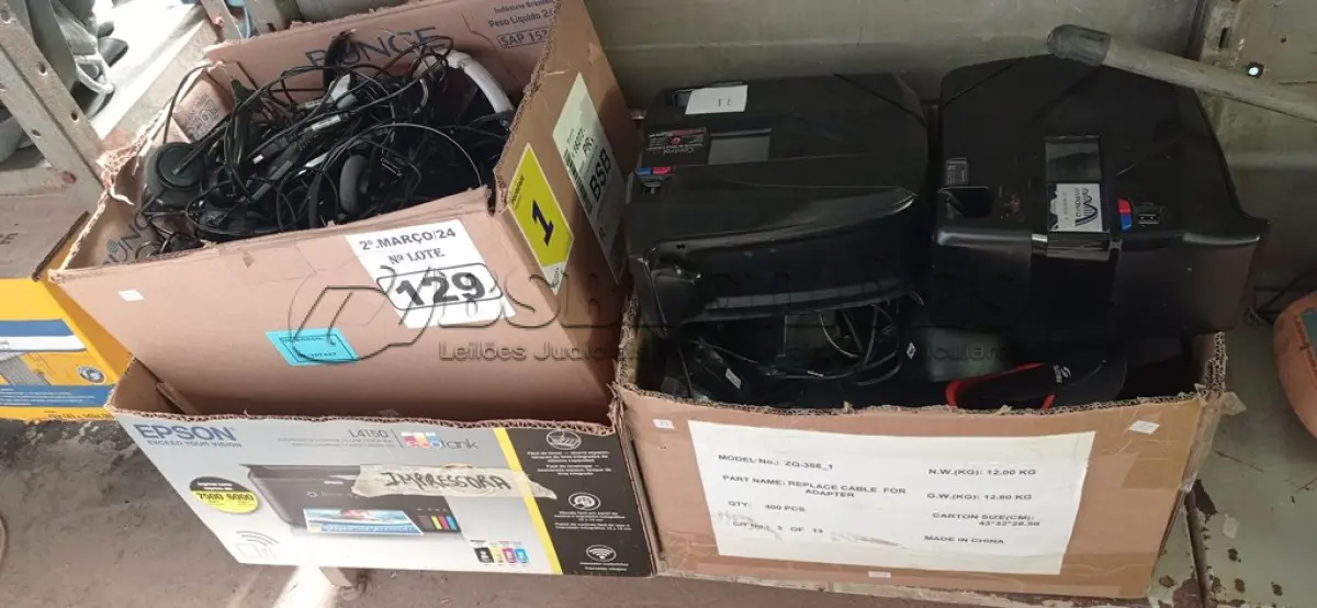 LOTE 129 - 02 RELÓGIOS DE PONTO, VÁRIOS FONES DE OUVIDO E VÁRIAS CAIXINHAS DE SOM PARA PC MARCAS E MODELOS DIVERSOS. (NO ESTADO) ATENÇÃO! FAZER A VISITAÇÃO ANTES DE ARREMATAR, NÃO SABEMOS SE FUNCIONA. LEILÃO NÃO TEM GARANTIA E NEM DEVOLUÇÃO, SUJEITO A POSSÍVEIS AVARIAS VISÍVEIS/OCULTAS E/OU AUSÊNCIA DE COMPONENTES.