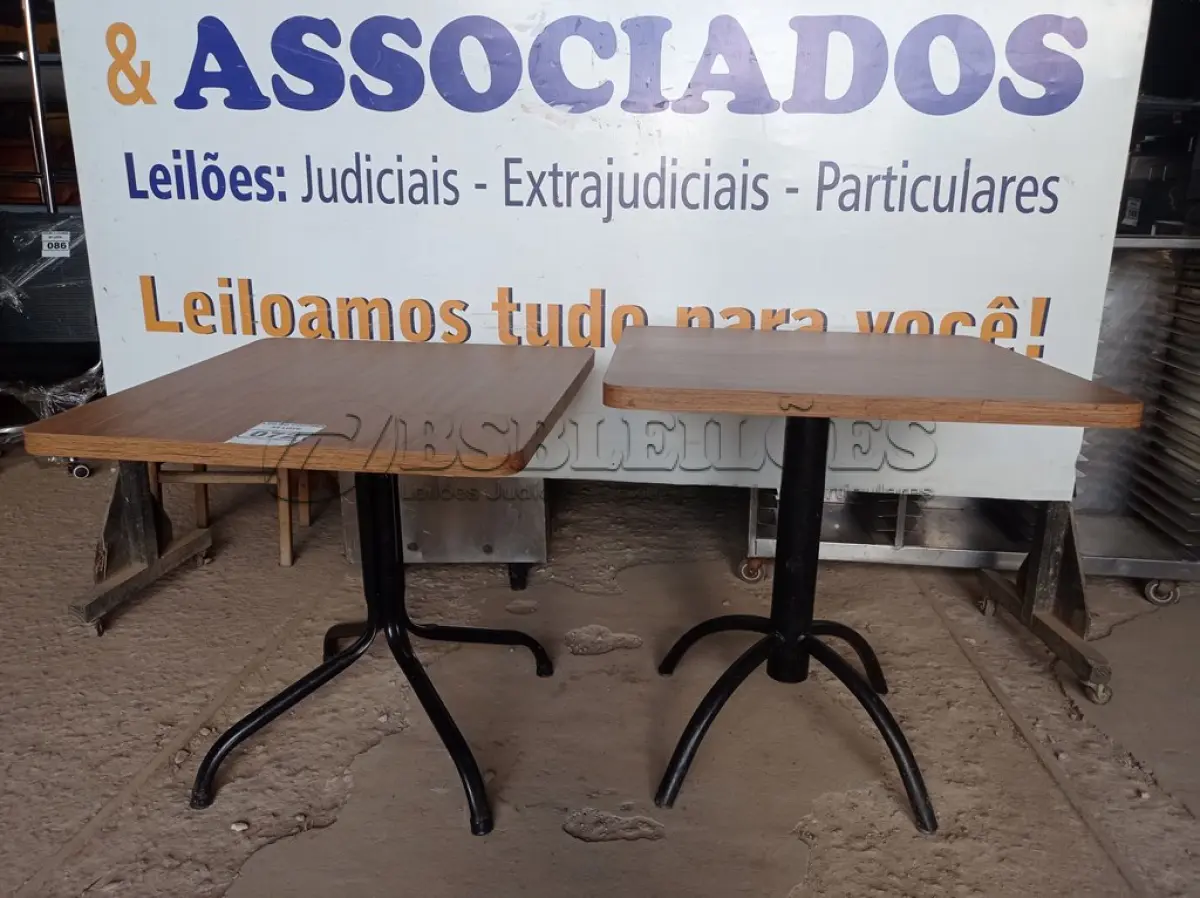 LOTE 072 - 02 MESAS COM TAMPO DE MADEIRA E PÉS DE FERRO MEDINDO 70CMX70CM. (NO ESTADO, NÃO SABEMOS SE FUNCIONA. LEILÃO NÃO TEM GARANTIA E NEM DEVOLUÇÃO).