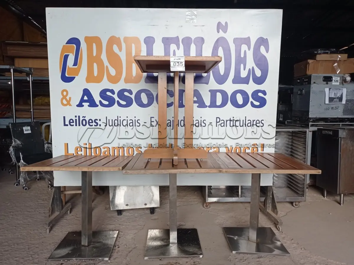 LOTE 035 - 03 MESAS COM TAMPO EM MADEIRA E PÉS DE FERRO 70CMX70CM, SENDO 01SEM O TAMPO. (NO ESTADO, NÃO SABEMOS SE FUNCIONA. LEILÃO NÃO TEM GARANTIA E NEM DEVOLUÇÃO).