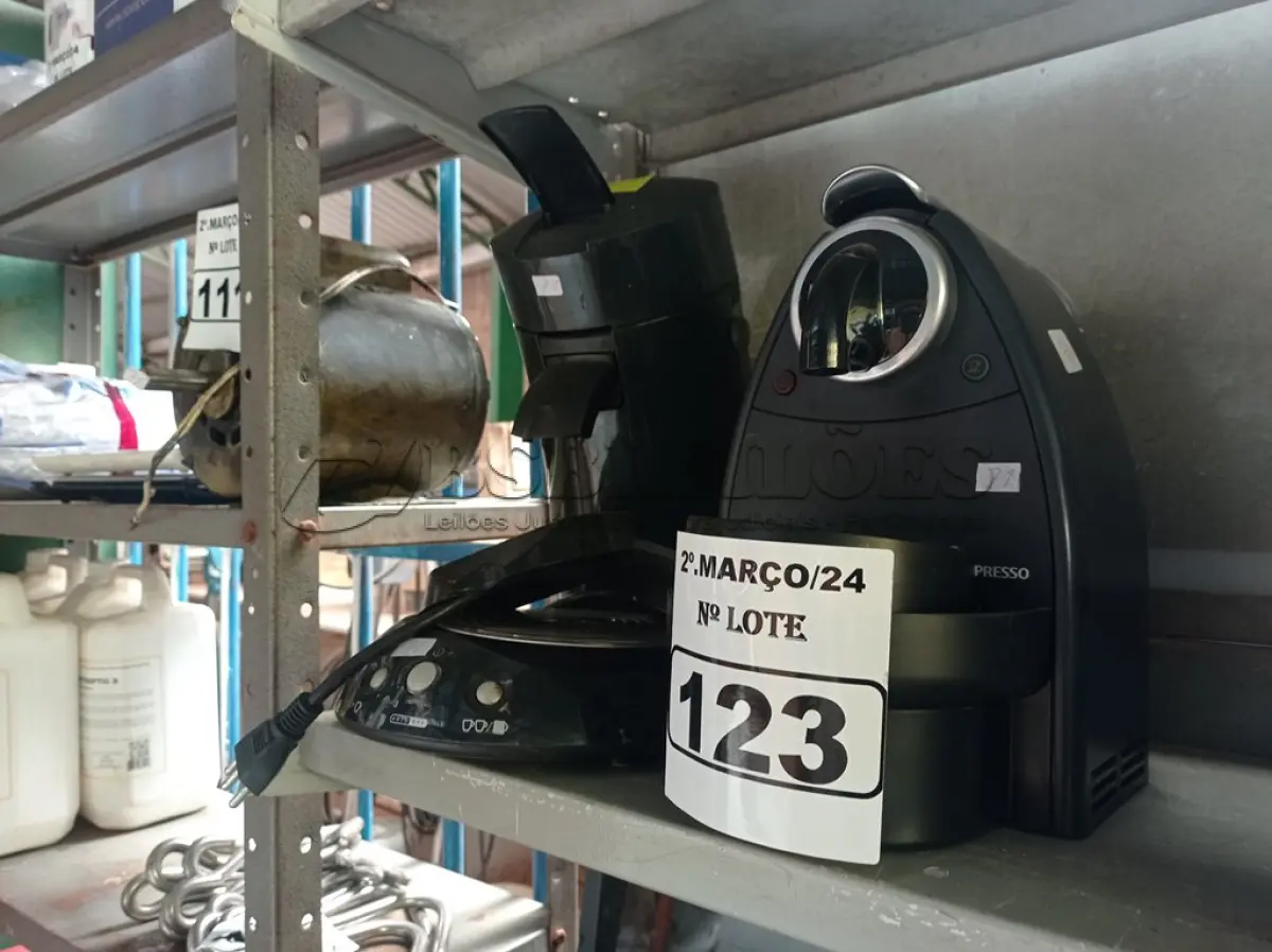 LOTE 123 - 02 CAFETEIRAS MARCAS E MODELOS DIVERSOS. (NO ESTADO) ATENÇÃO! FAZER A VISITAÇÃO ANTES DE ARREMATAR, NÃO SABEMOS SE FUNCIONA. LEILÃO NÃO TEM GARANTIA E NEM DEVOLUÇÃO, SUJEITO A POSSÍVEIS AVARIAS VISÍVEIS/OCULTAS E/OU AUSÊNCIA DE COMPONENTES.