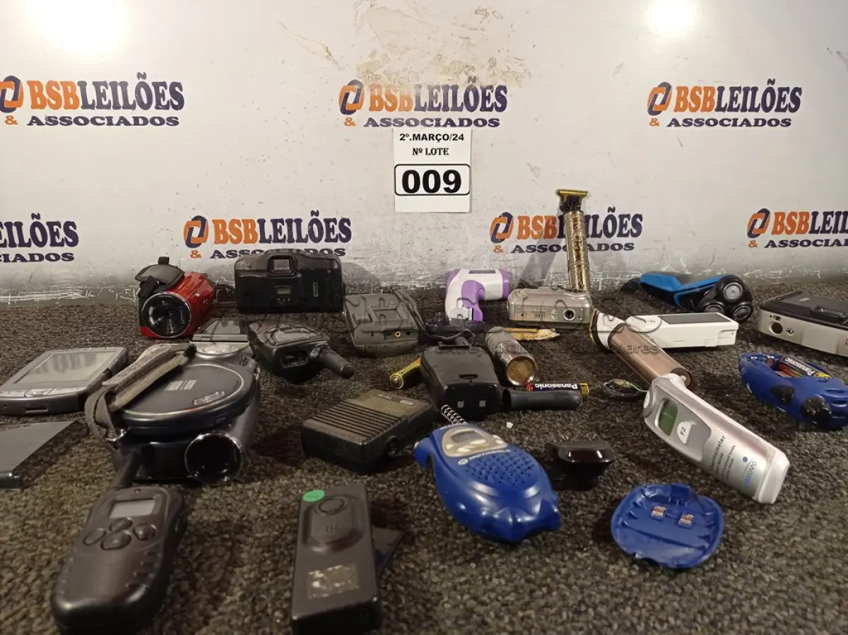 LOTE 009 - 01 LOTE COM ELETRÔNICOS DIVERSOS. (NO ESTADO) ATENÇÃO! FAZER A VISITAÇÃO ANTES DE ARREMATAR, NÃO SABEMOS SE FUNCIONA. LEILÃO NÃO TEM GARANTIA E NEM DEVOLUÇÃO, SUJEITO A POSSÍVEIS AVARIAS VISÍVEIS/OCULTAS E/OU AUSÊNCIA DE COMPONENTES.
