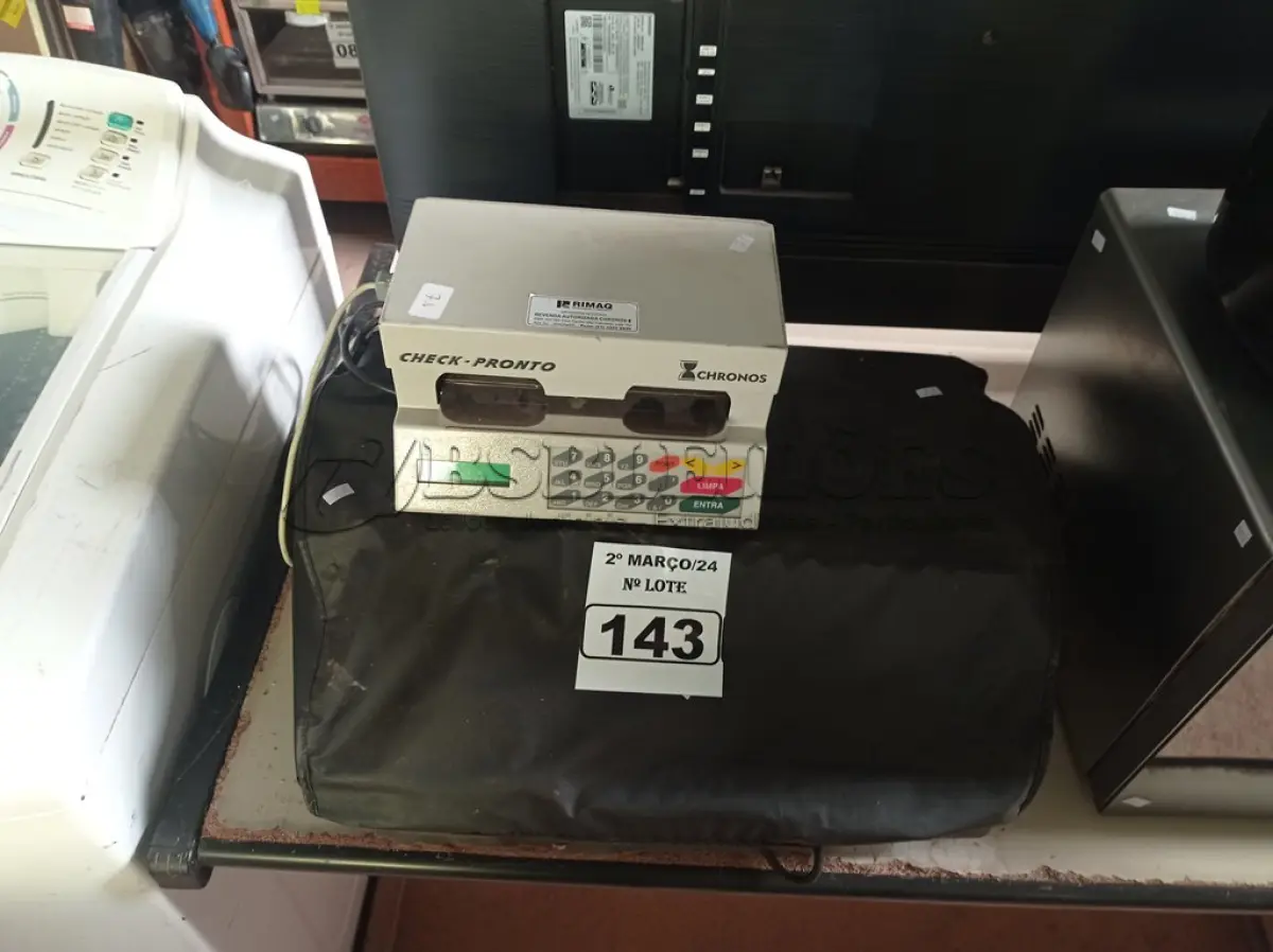LOTE 143 - 01 MÁQUINA DE ESCREVER E 01 MÁQUINA DE PREENCHER CHEQUES. (NO ESTADO) ATENÇÃO! FAZER A VISITAÇÃO ANTES DE ARREMATAR, NÃO SABEMOS SE FUNCIONA. LEILÃO NÃO TEM GARANTIA E NEM DEVOLUÇÃO, SUJEITO A POSSÍVEIS AVARIAS VISÍVEIS/OCULTAS E/OU AUSÊNCIA DE COMPONENTES.