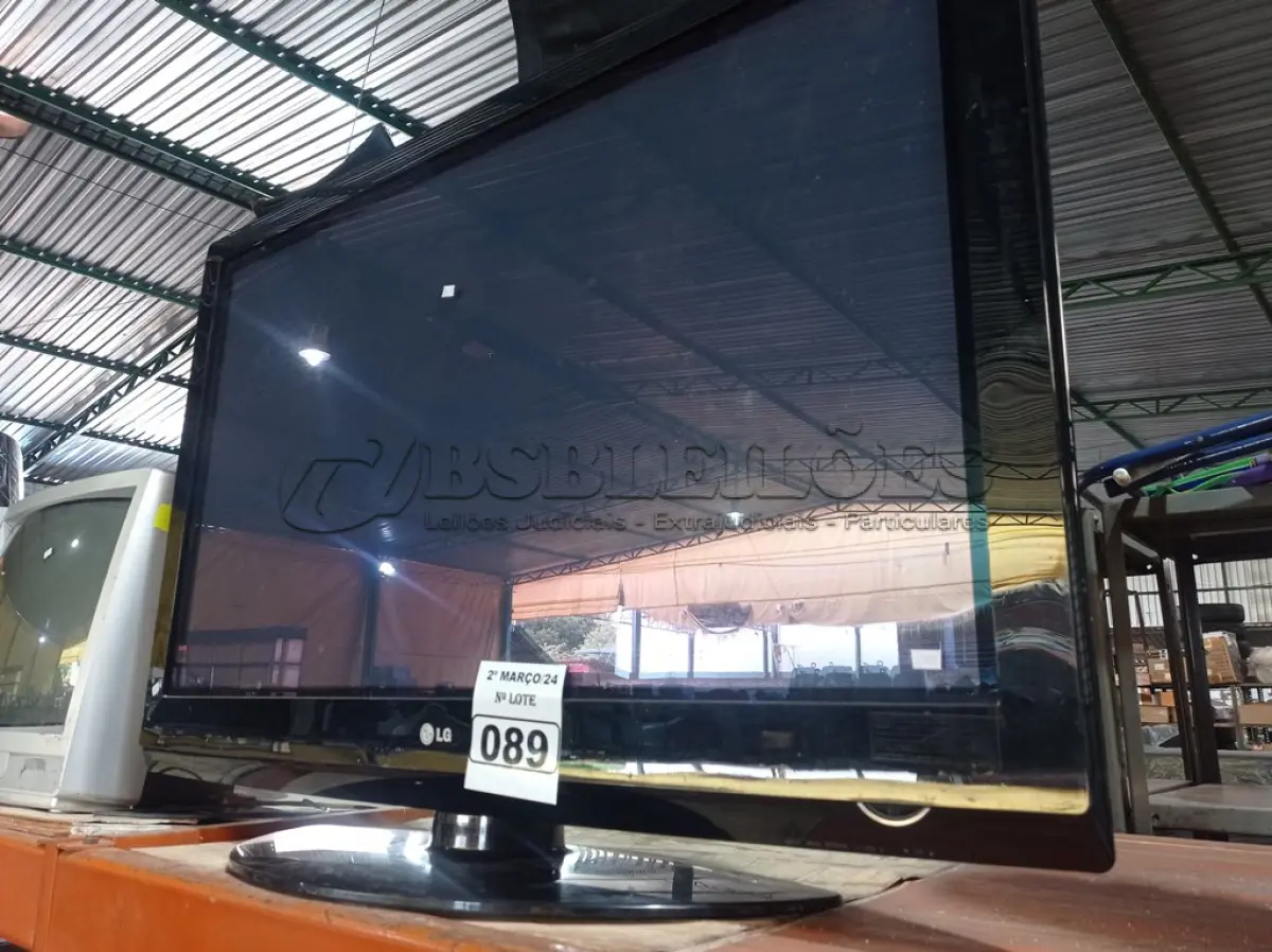 LOTE 089 - 01 TV LG 42” POL PARA RETIRADA DE PEÇAS. (NO ESTADO) ATENÇÃO! FAZER A VISITAÇÃO ANTES DE ARREMATAR, NÃO SABEMOS SE FUNCIONA. LEILÃO NÃO TEM GARANTIA E NEM DEVOLUÇÃO, SUJEITO A POSSÍVEIS AVARIAS VISÍVEIS/OCULTAS E/OU AUSÊNCIA DE COMPONENTES.