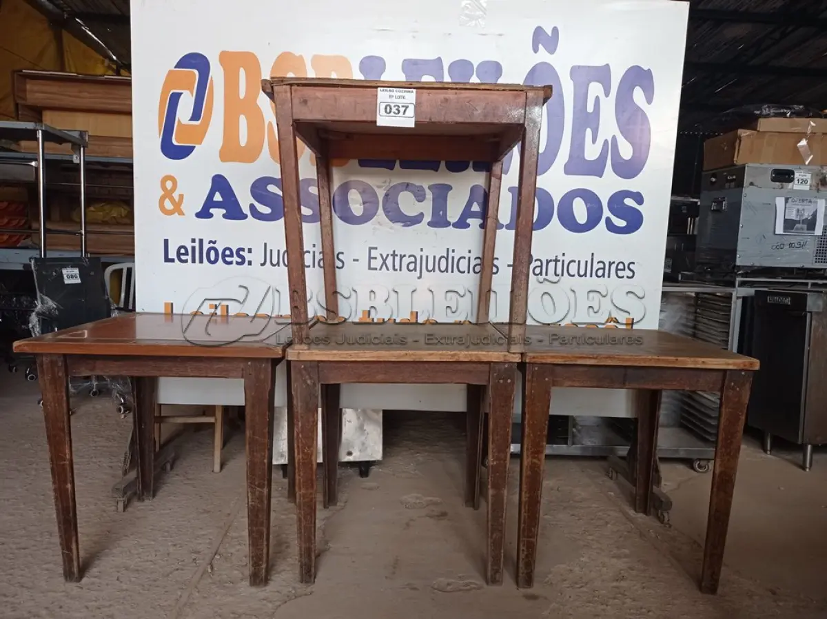 LOTE 037 - 04 MESAS DE MADEIRA MEDINDO 80CMX80CM. (NO ESTADO, NÃO SABEMOS SE FUNCIONA. LEILÃO NÃO TEM GARANTIA E NEM DEVOLUÇÃO).
